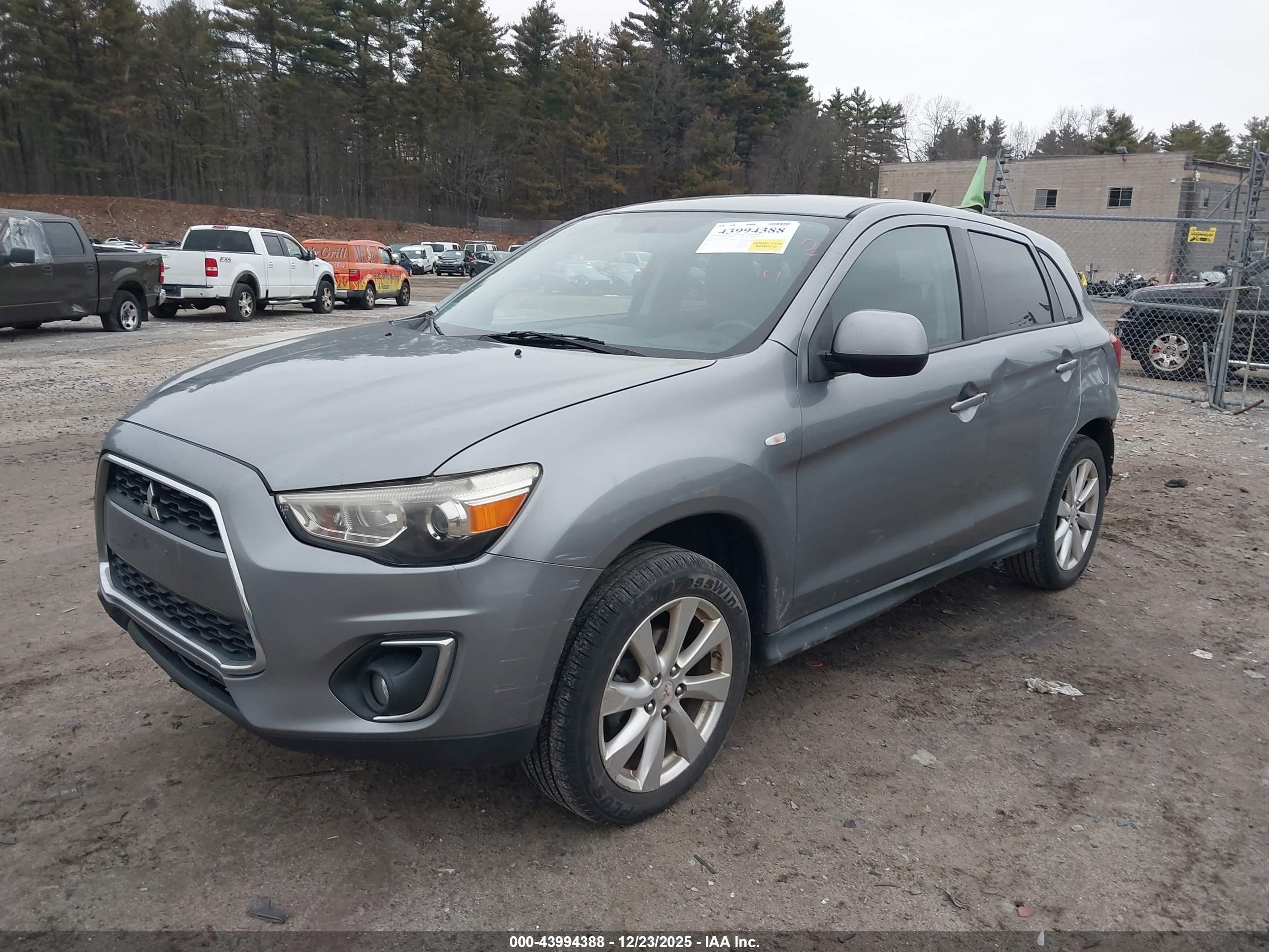 MITSUBISHI OUTLANDER image 2