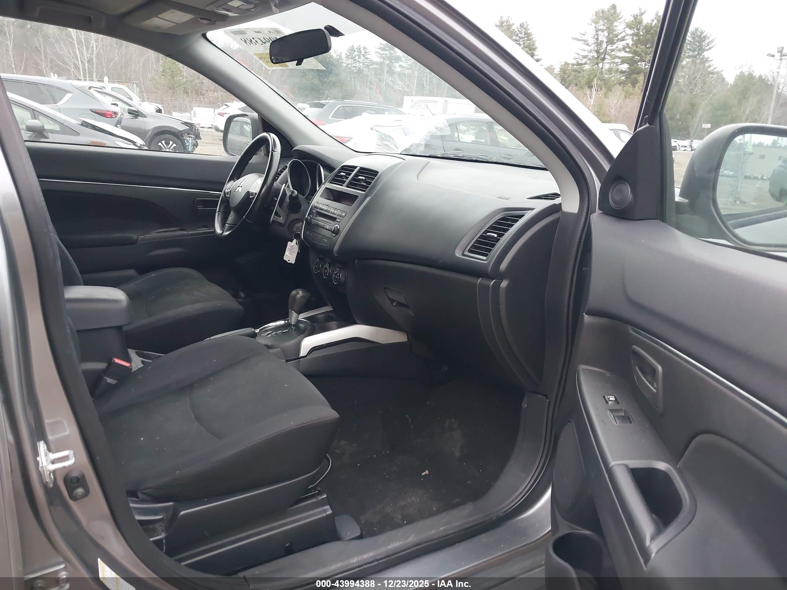 MITSUBISHI OUTLANDER image 5