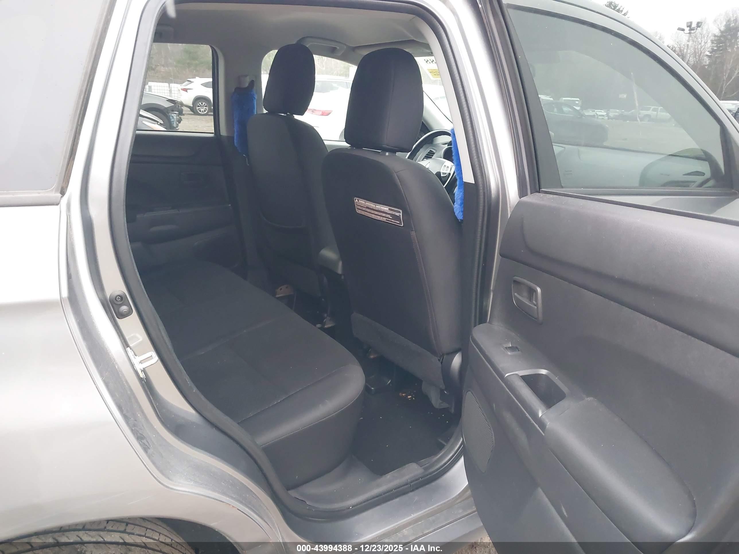 MITSUBISHI OUTLANDER image 8