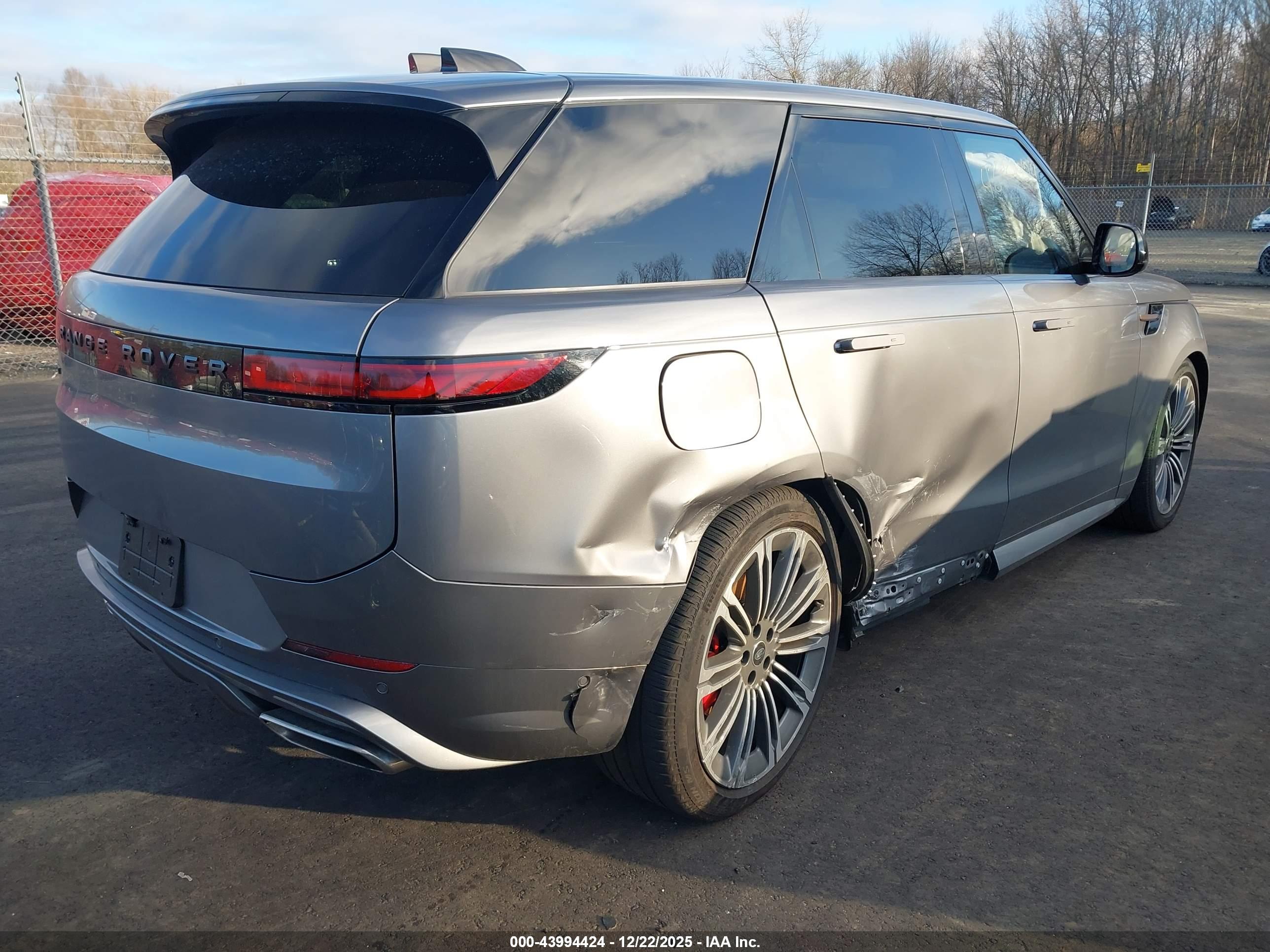 LAND ROVER image 4