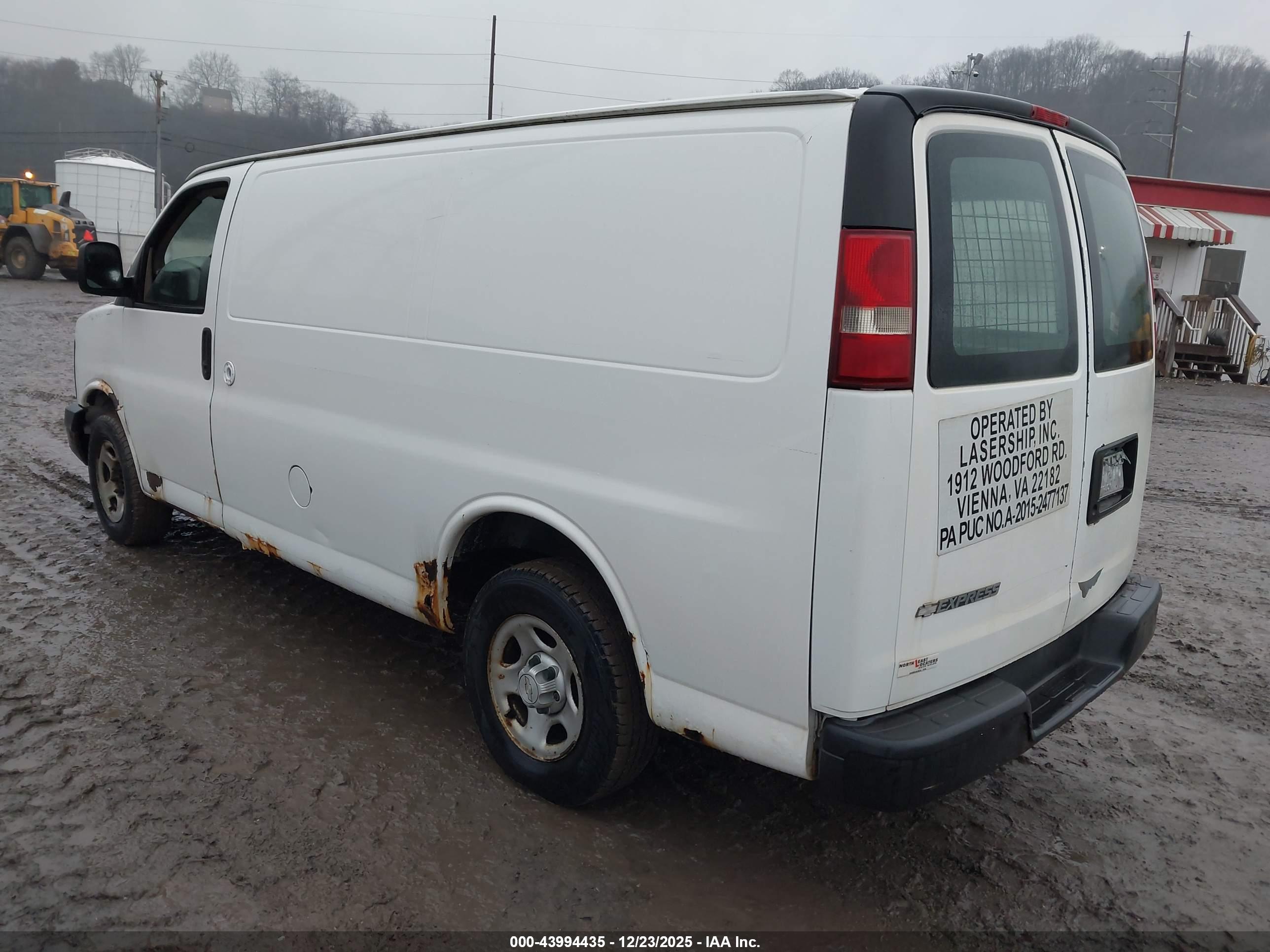 CHEVROLET EXPRESS image 3
