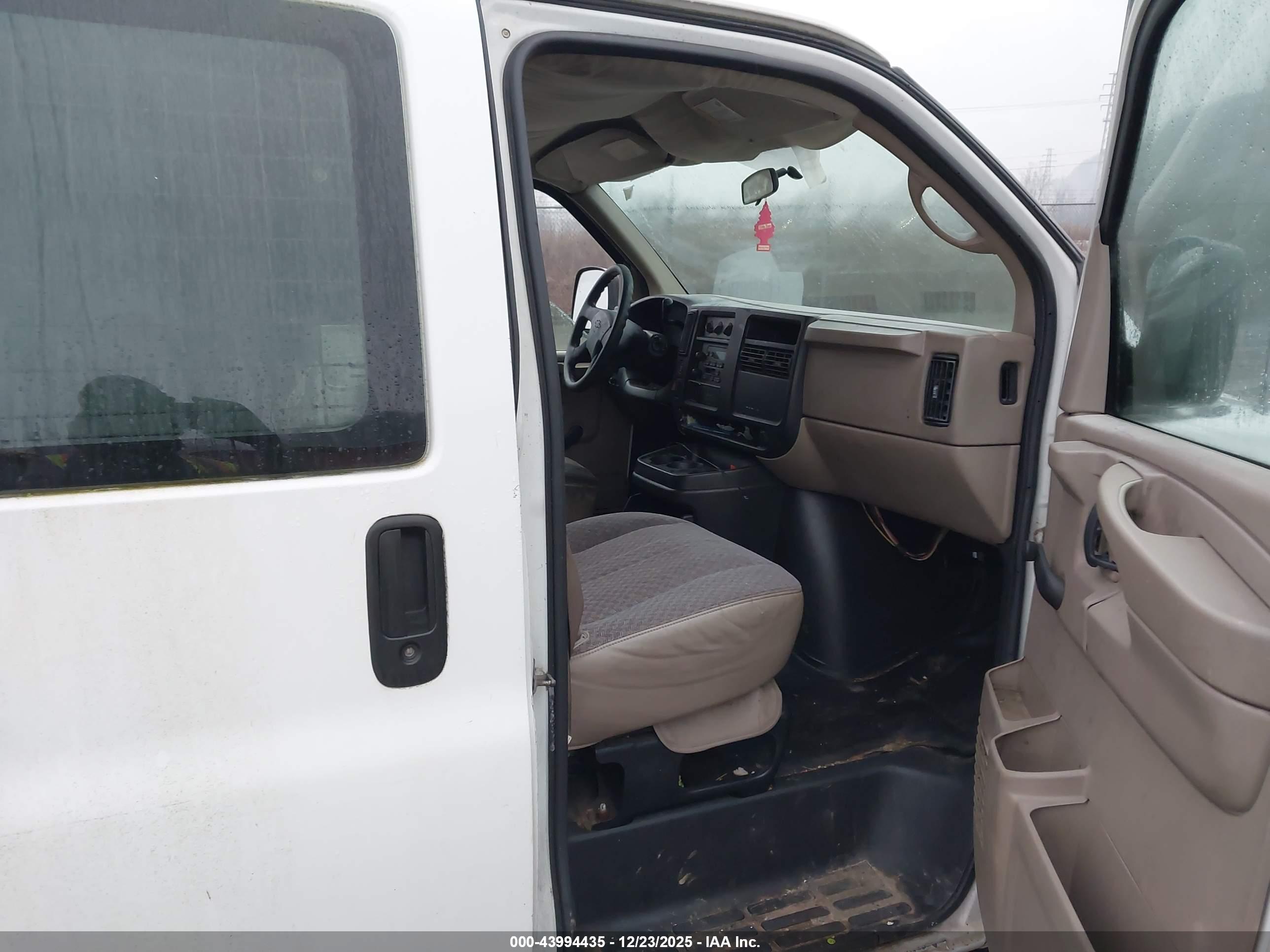 CHEVROLET EXPRESS image 5
