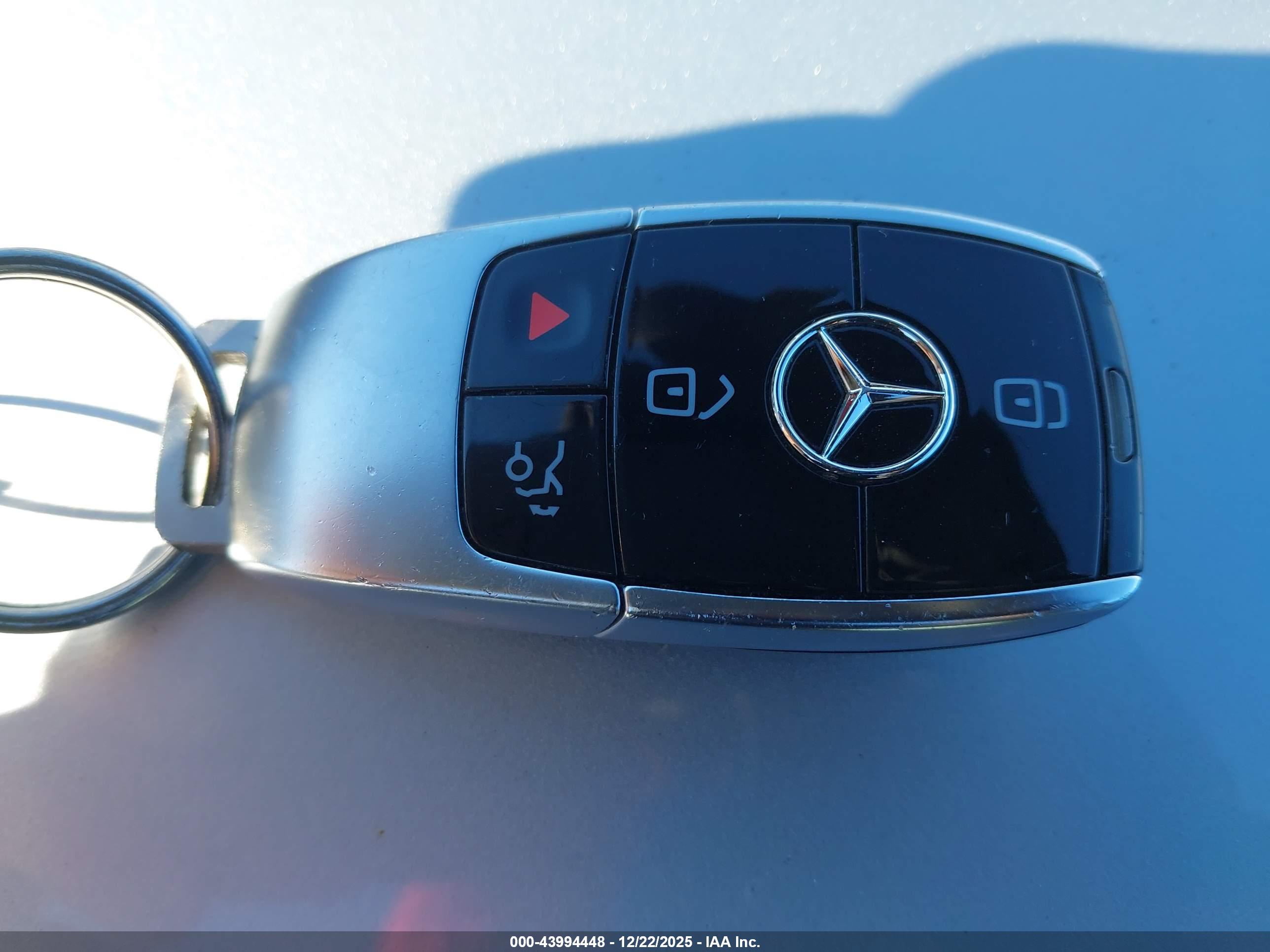 MERCEDES-BENZ E image 11