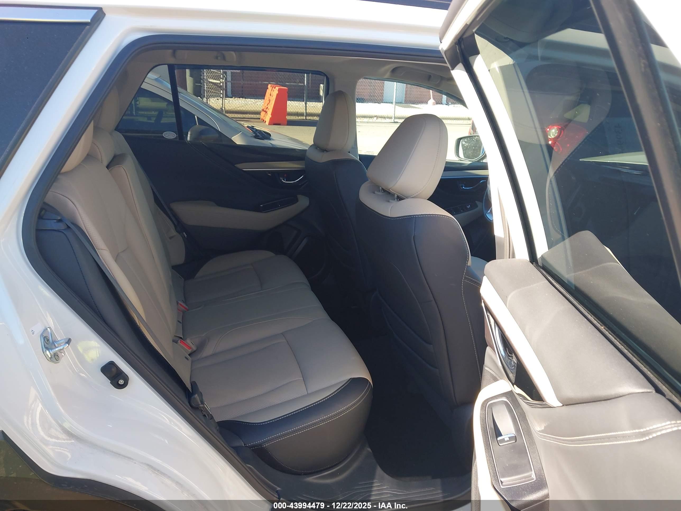 SUBARU OUTBACK image 8