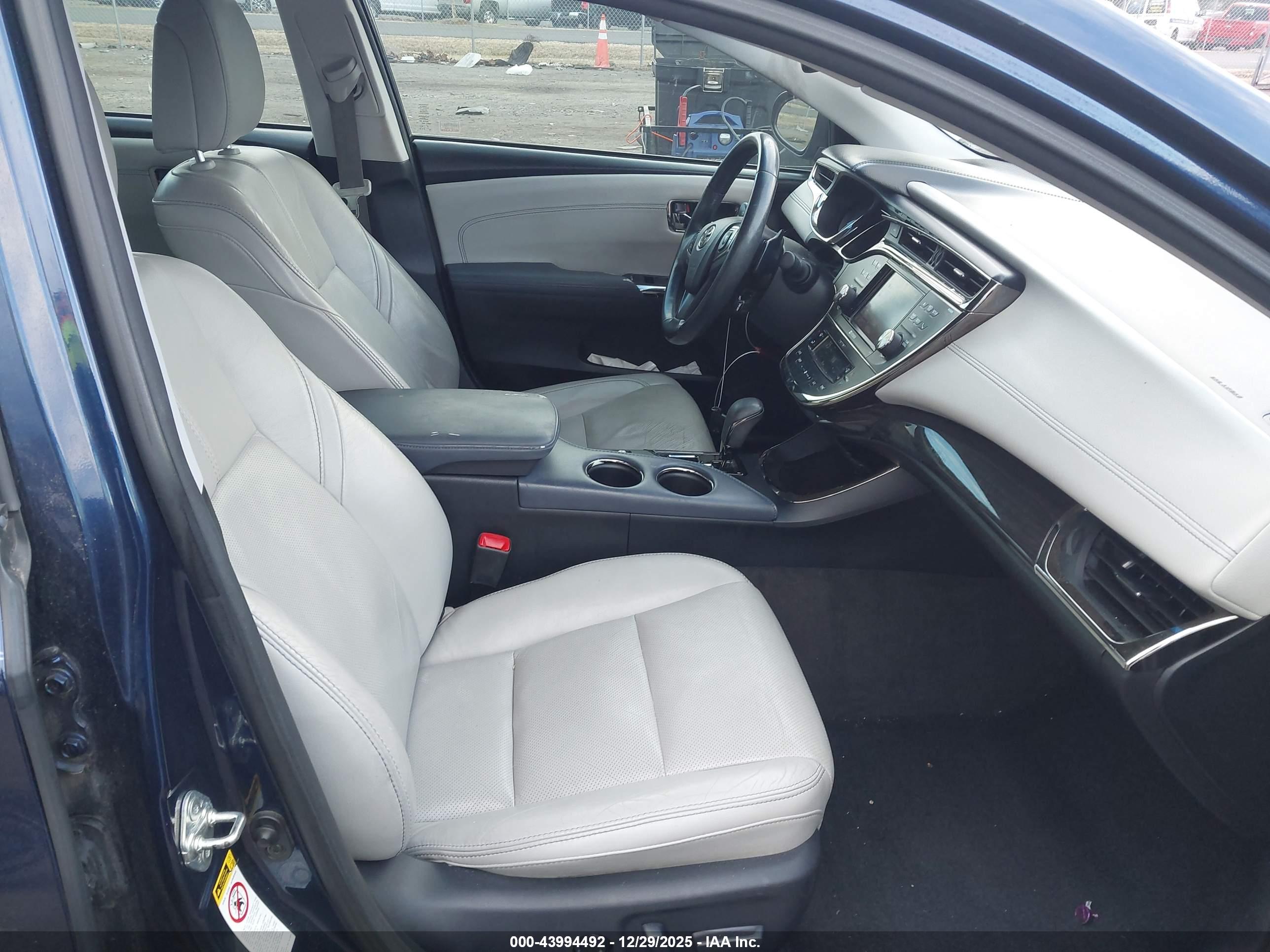 TOYOTA AVALON image 5