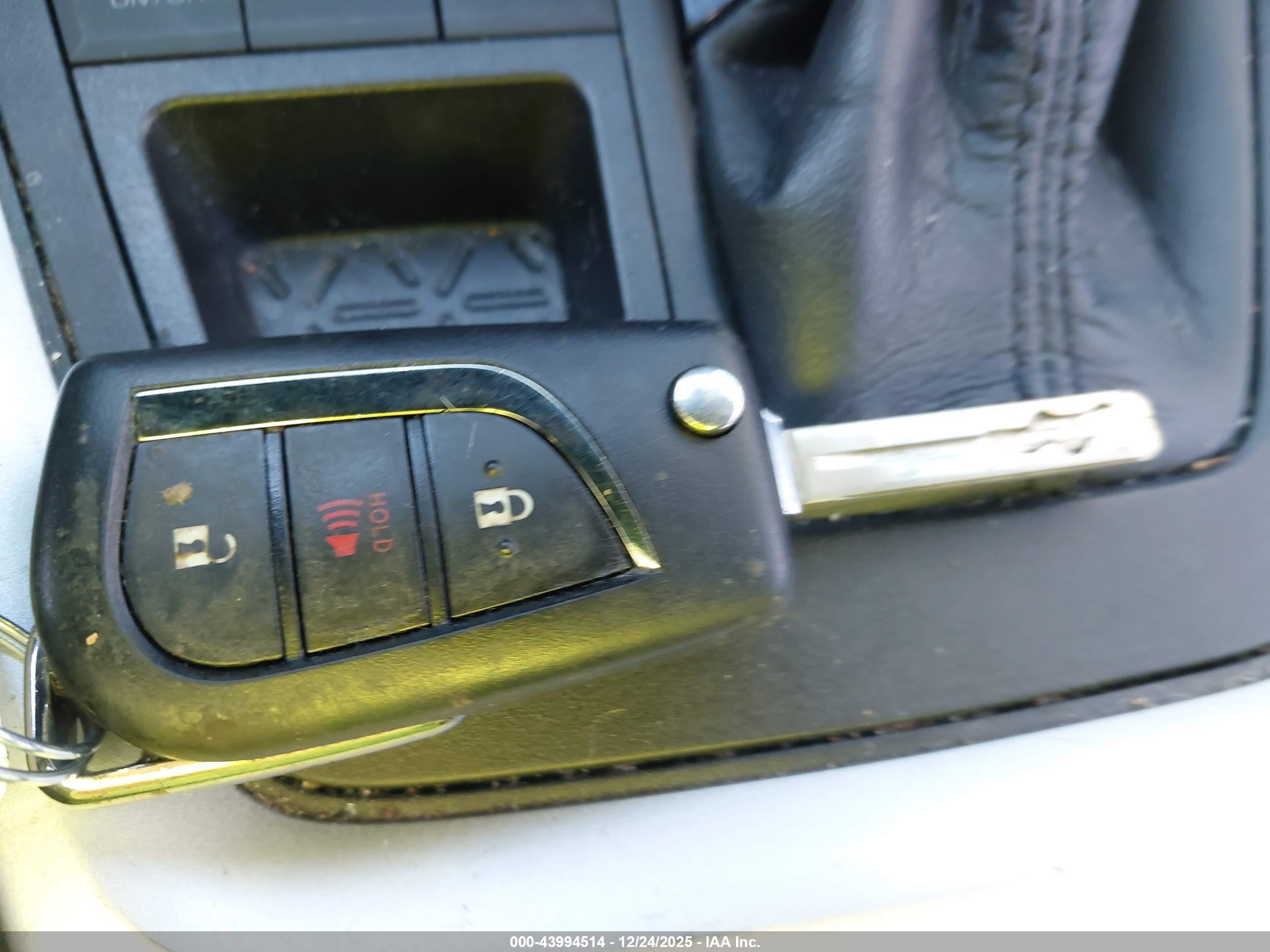 TOYOTA RAV4 image 11