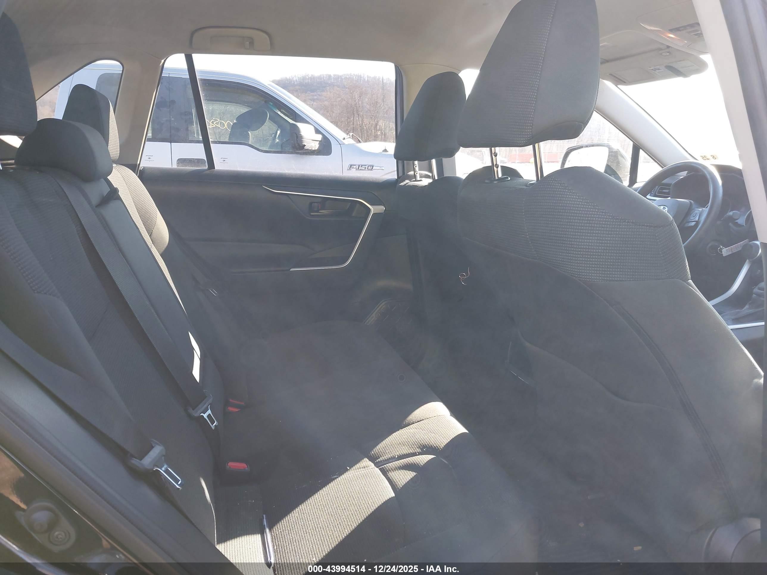 TOYOTA RAV4 image 8