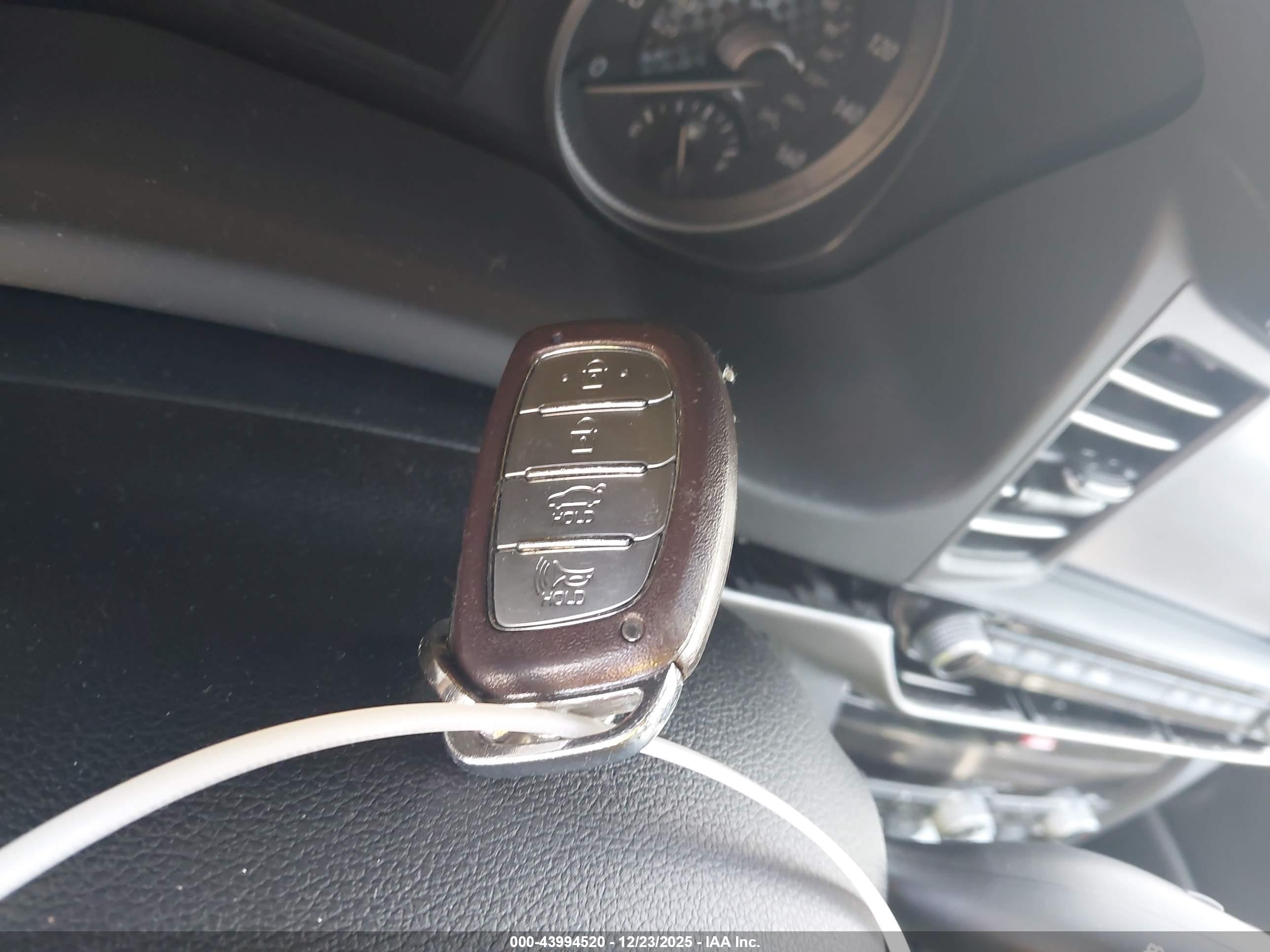 HYUNDAI ELANTRA image 11