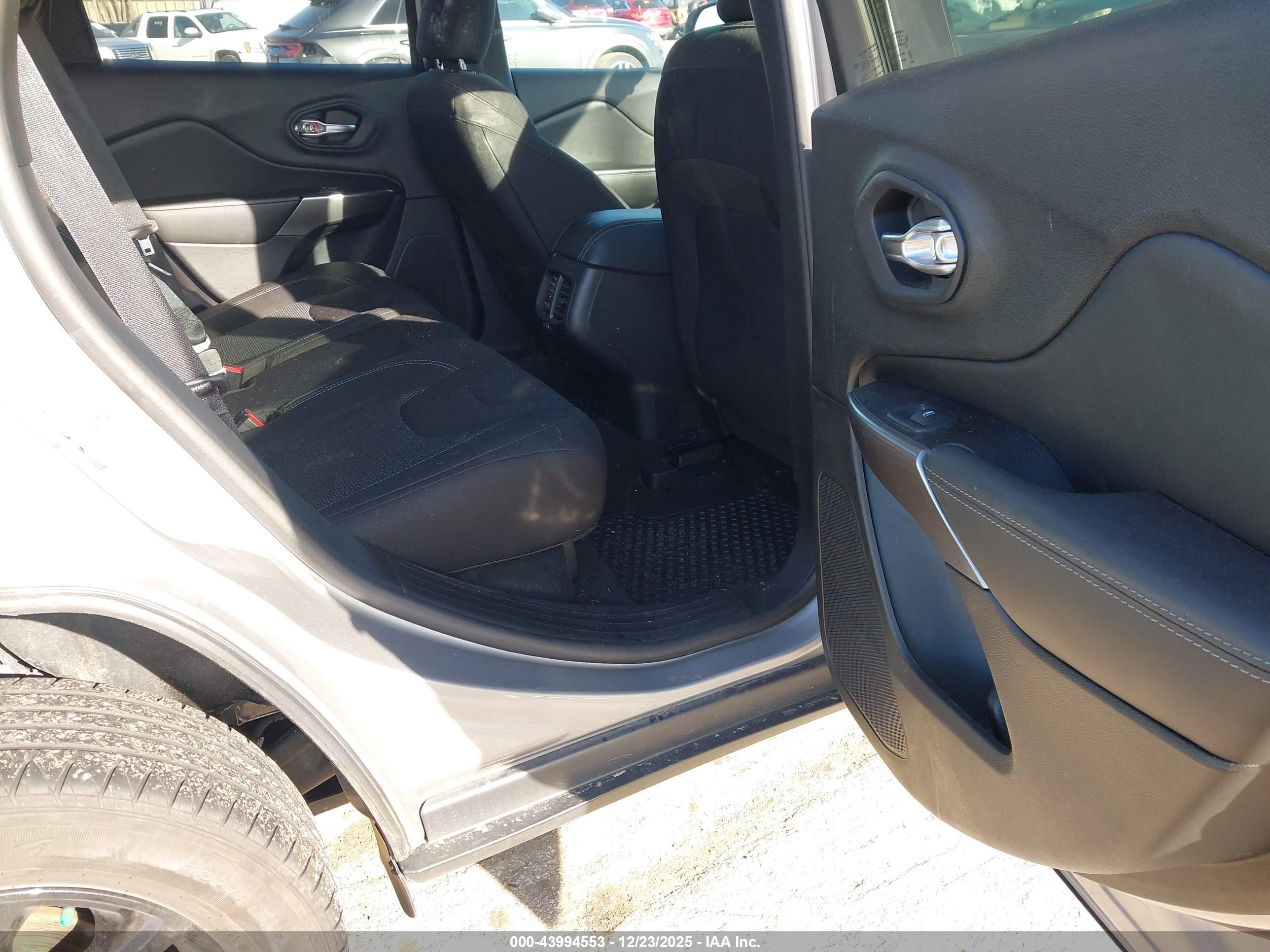 JEEP CHEROKEE image 8