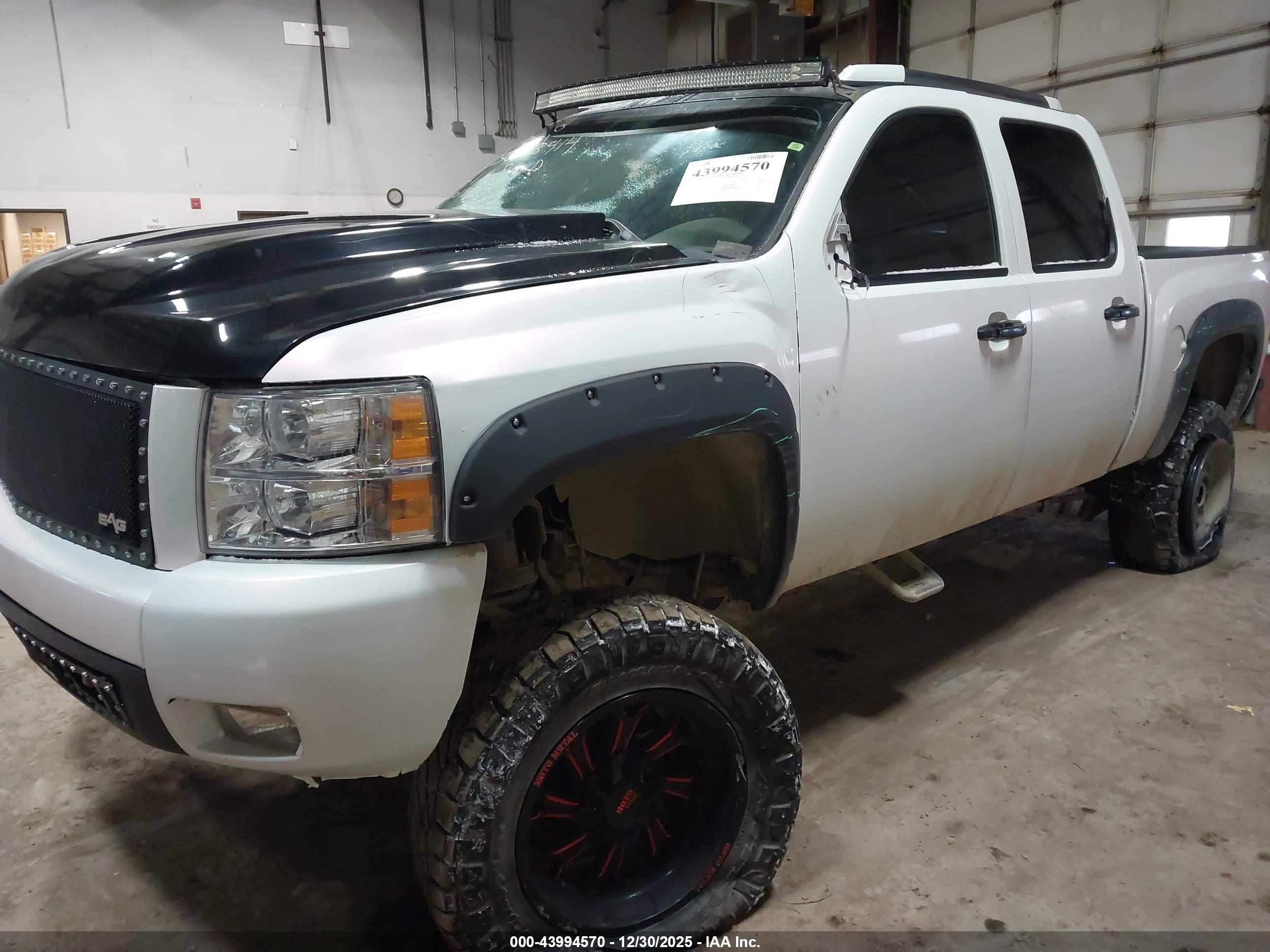 CHEVROLET SILVERADO image 2