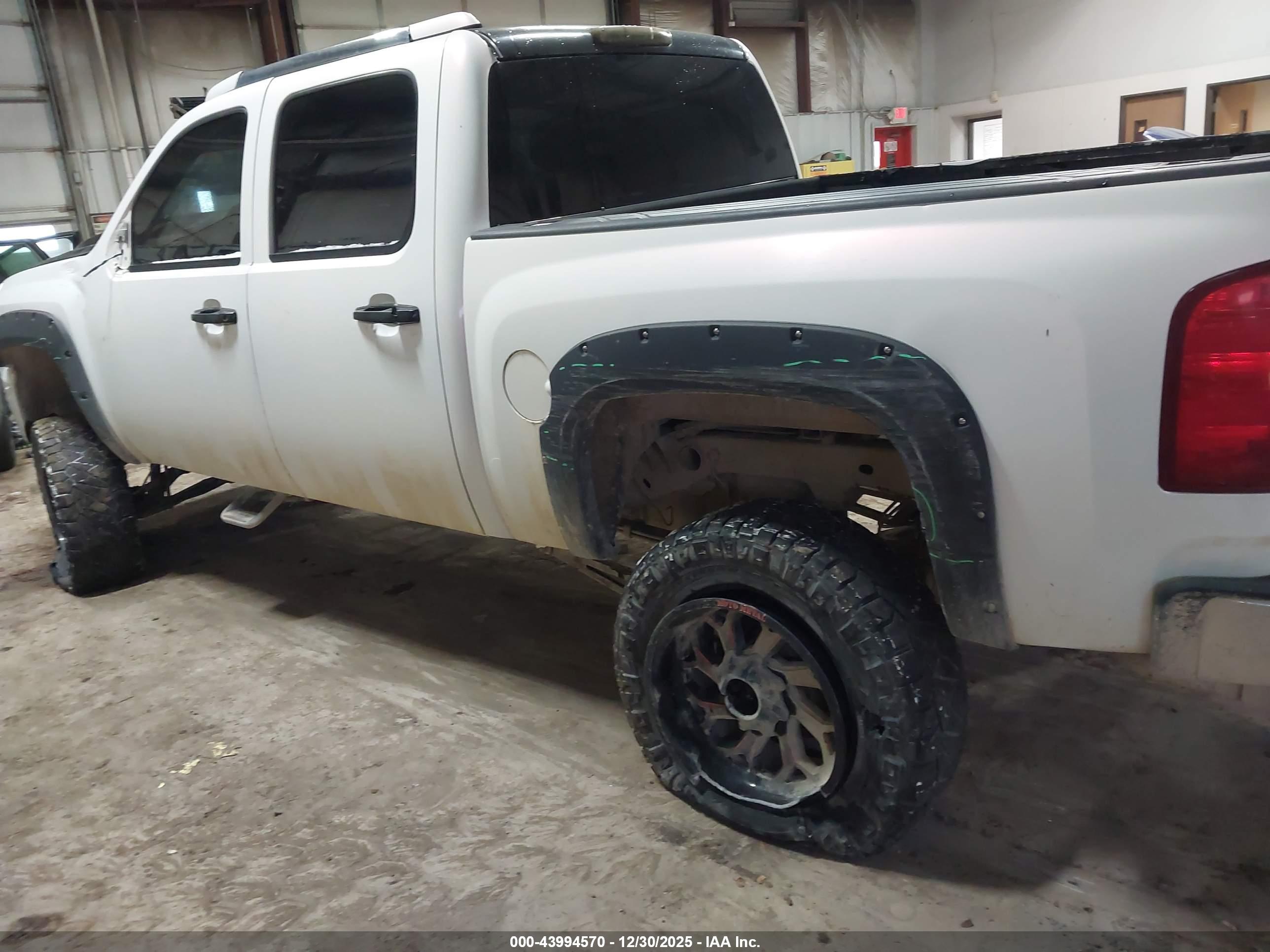 CHEVROLET SILVERADO image 3