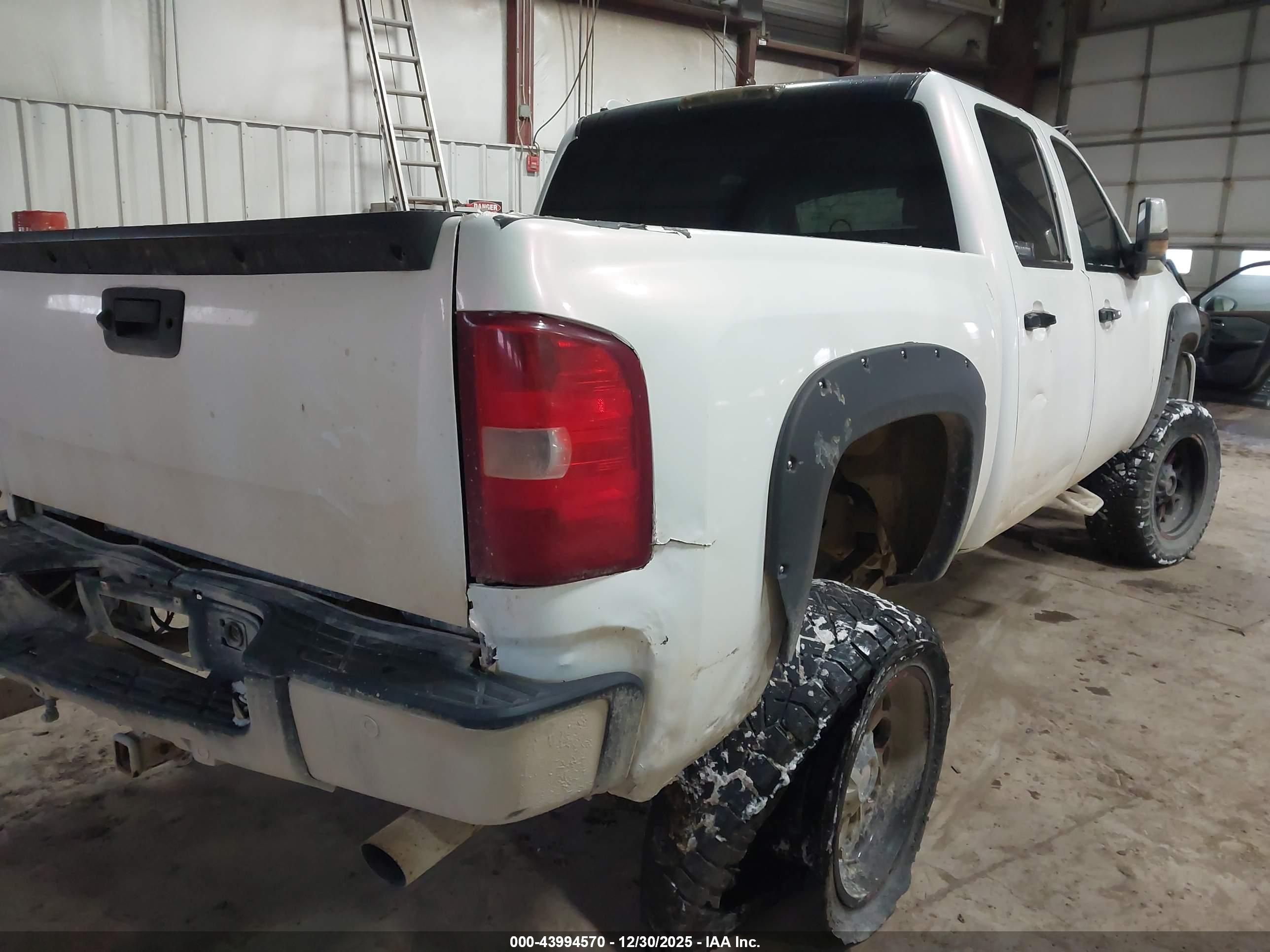 CHEVROLET SILVERADO image 4