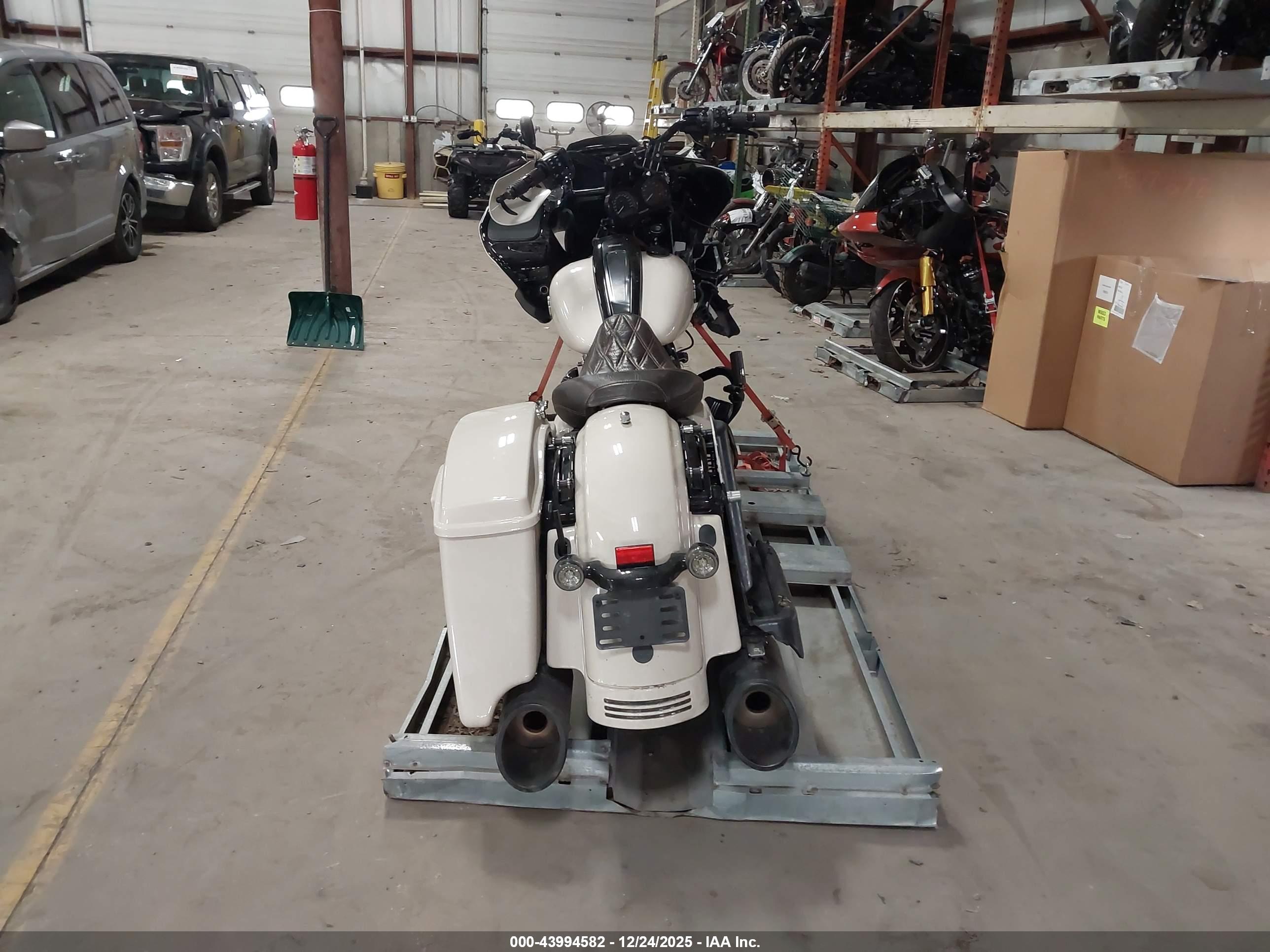 HARLEY-DAVIDSON FLTRXS image 6