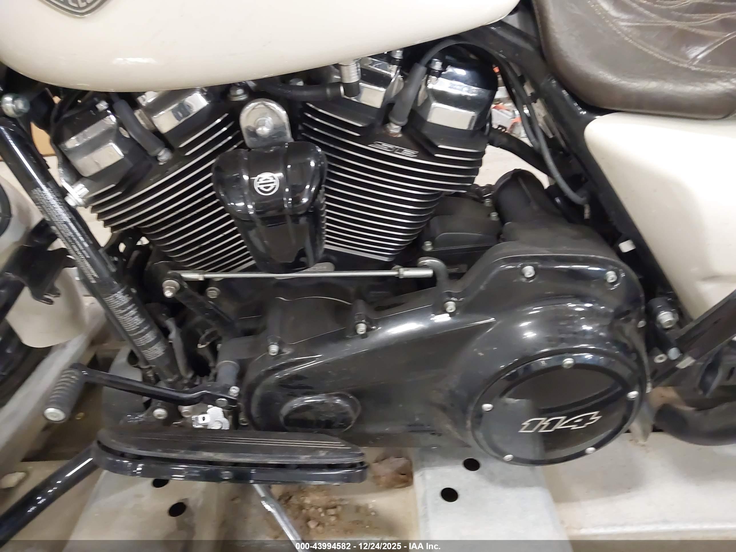 HARLEY-DAVIDSON FLTRXS image 9