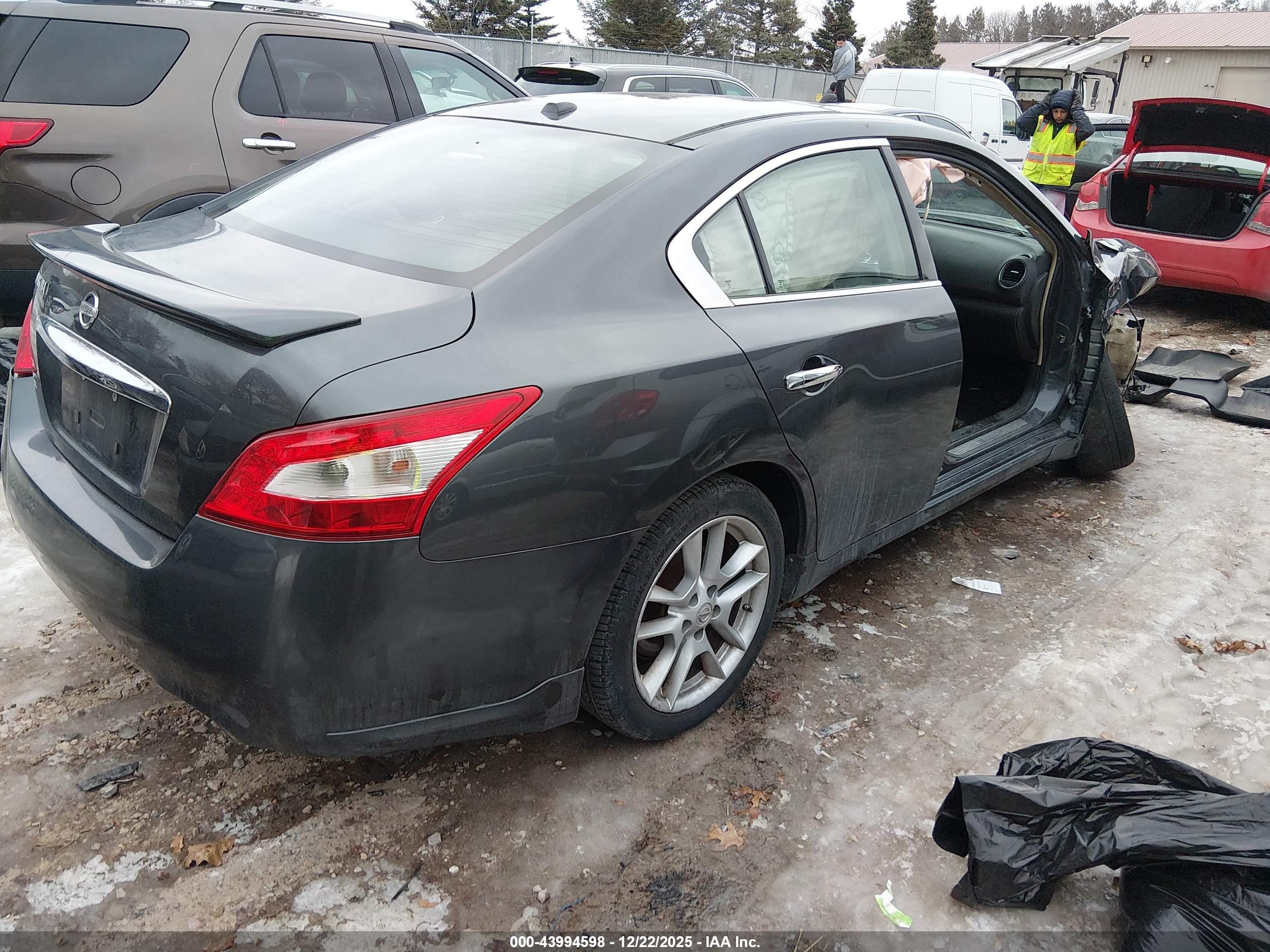 NISSAN MAXIMA image 4