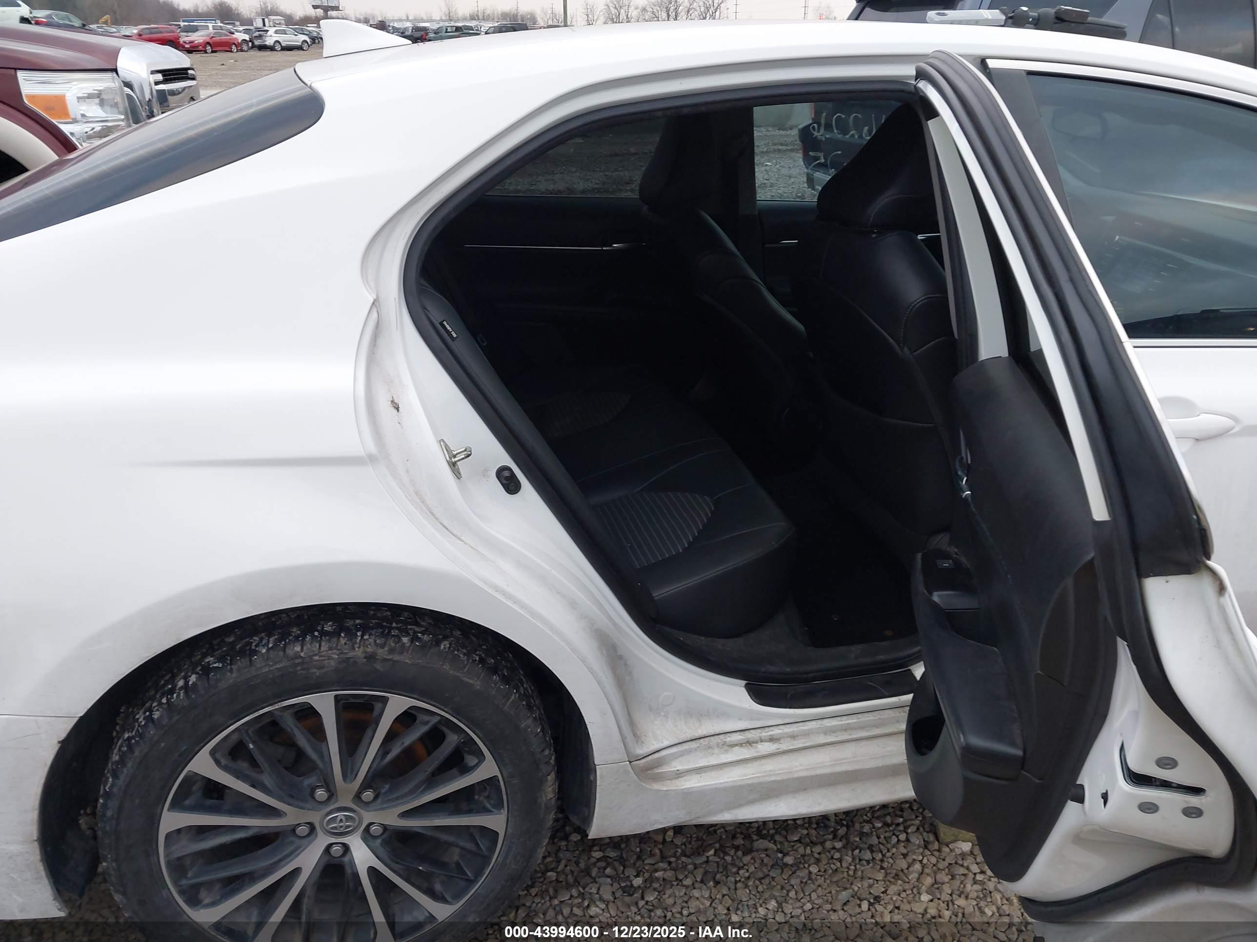 TOYOTA CAMRY image 8