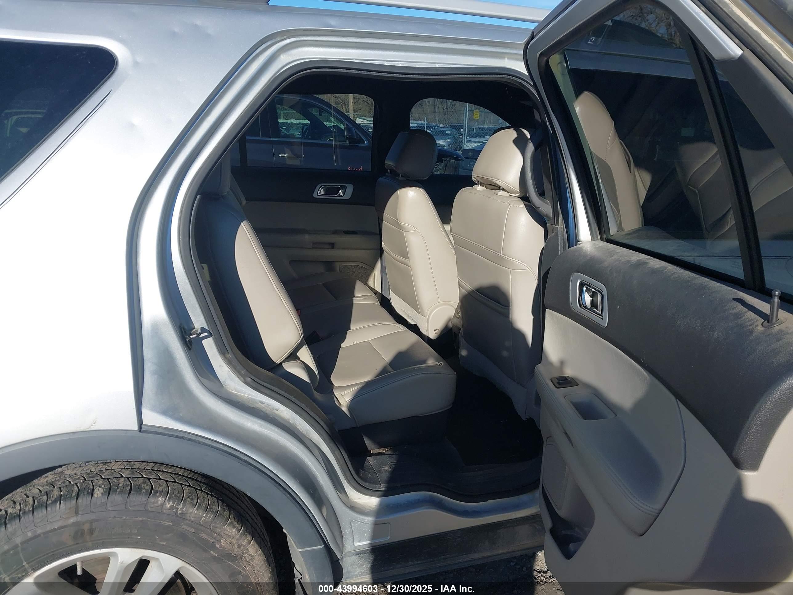 FORD EXPLORER image 8