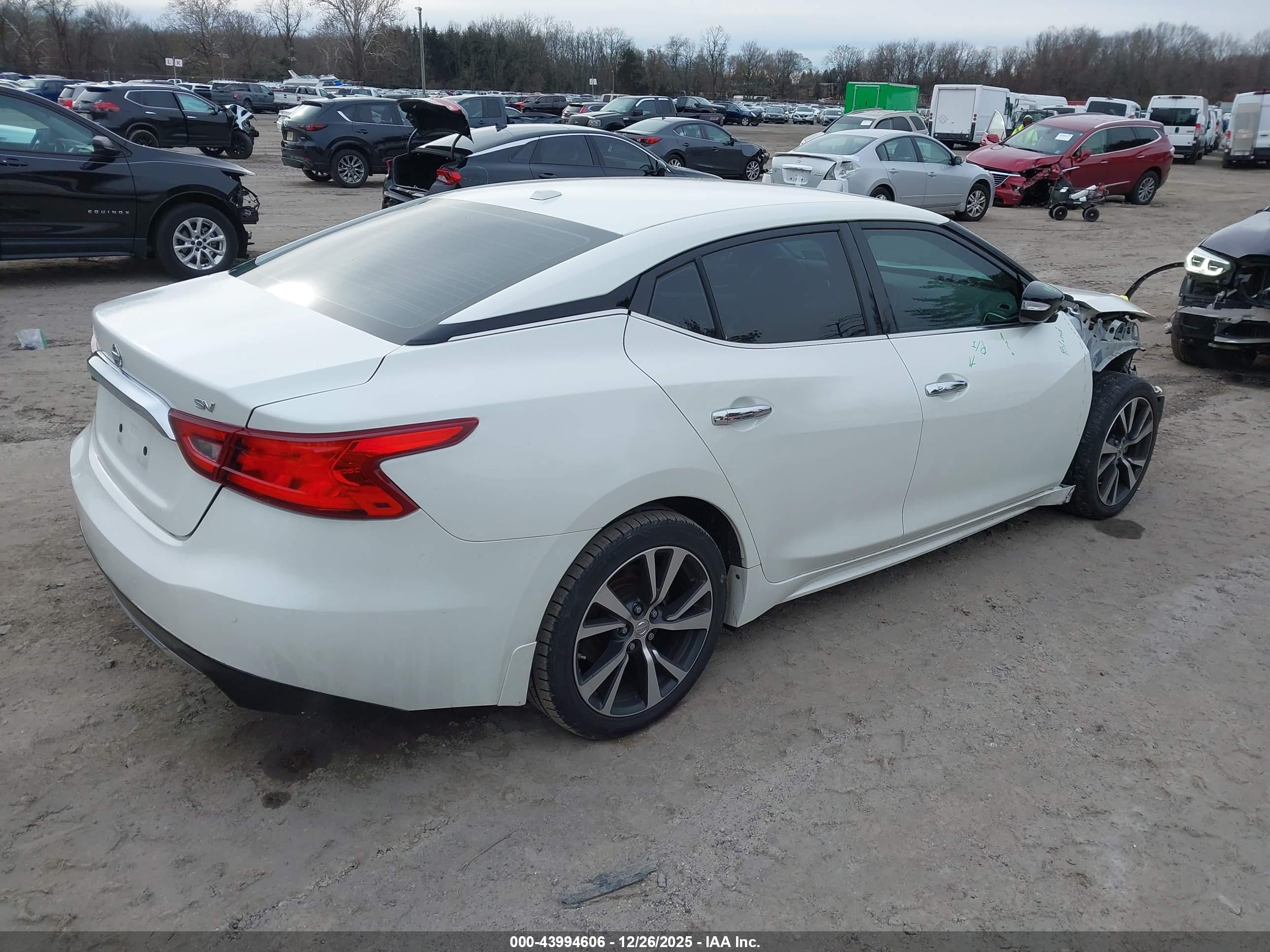 NISSAN MAXIMA image 4