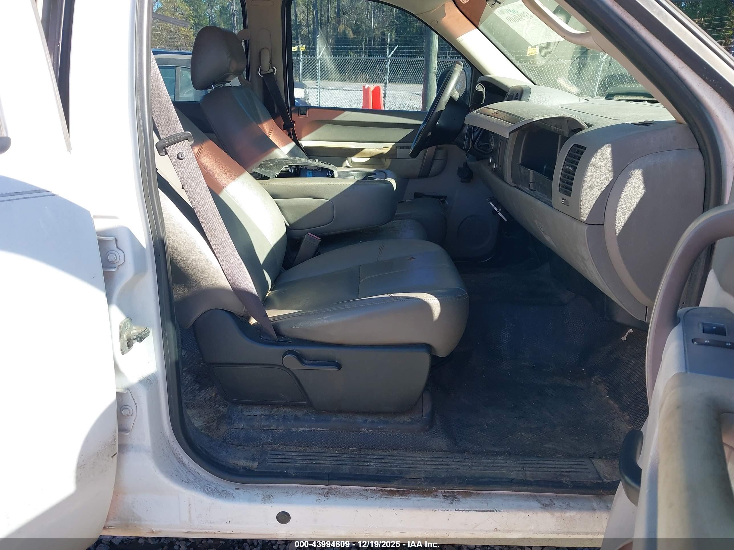 CHEVROLET SILVERADO image 5