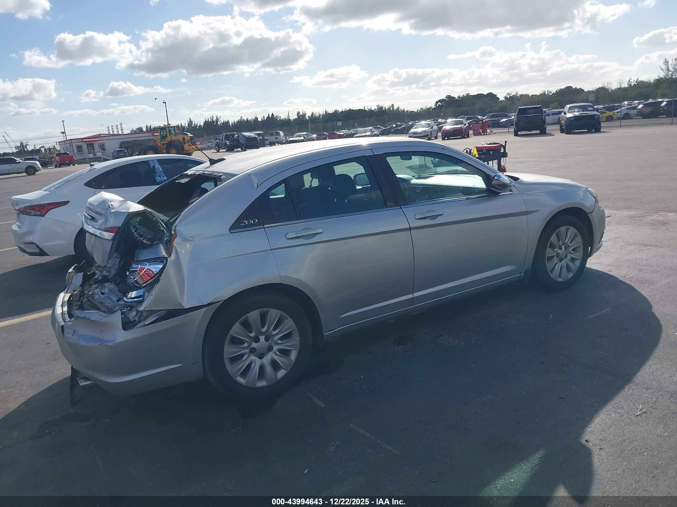 CHRYSLER 200 image 4