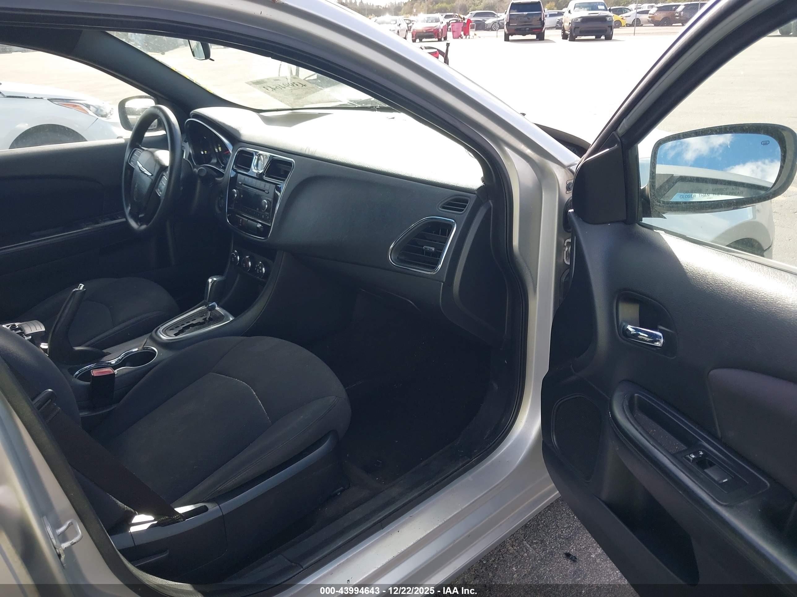 CHRYSLER 200 image 5