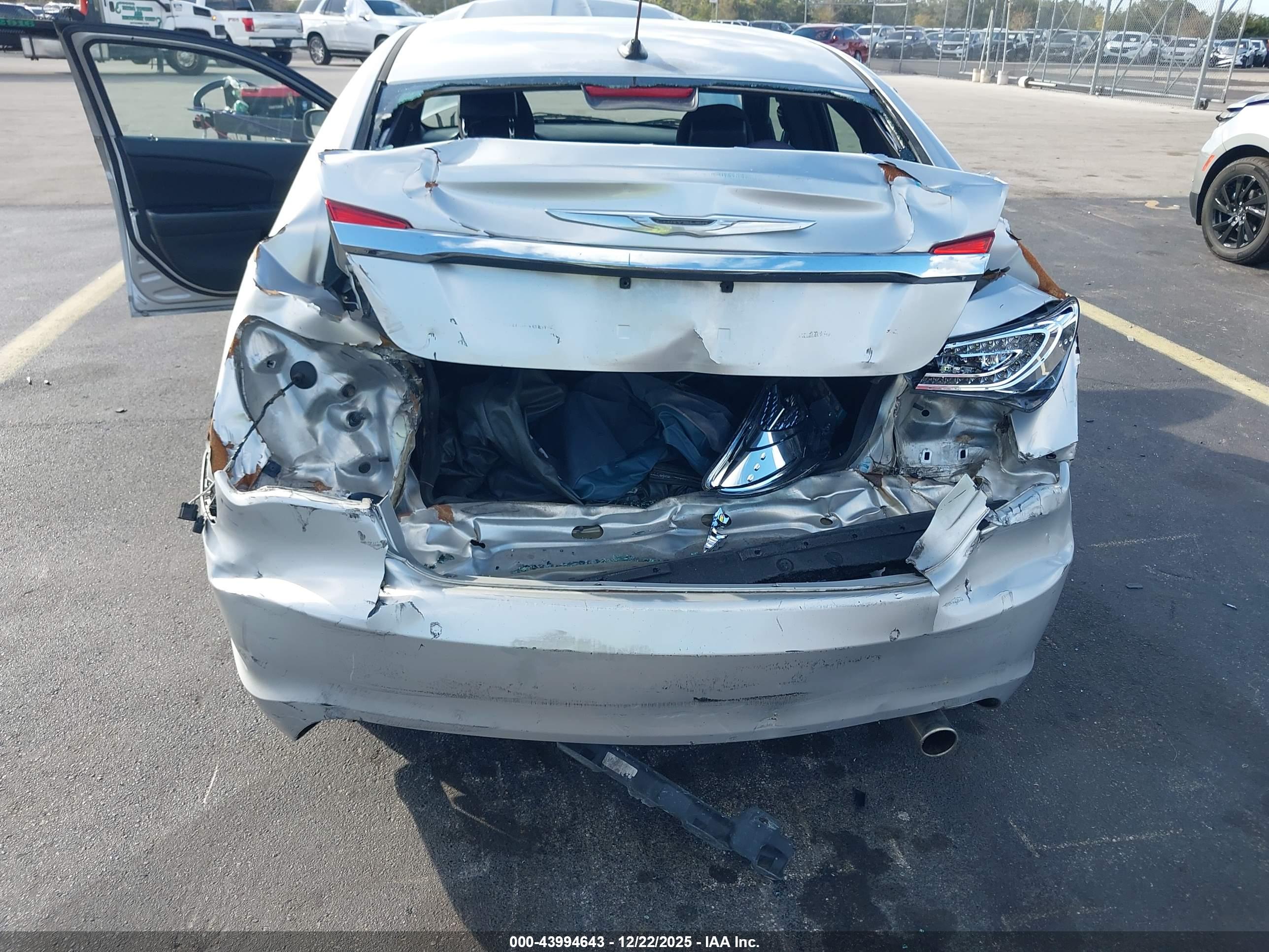 CHRYSLER 200 image 6