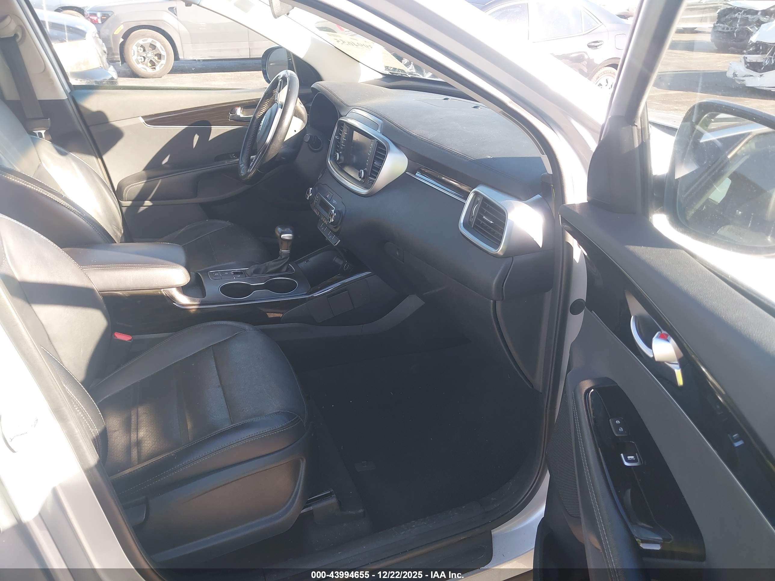 KIA SORENTO image 5