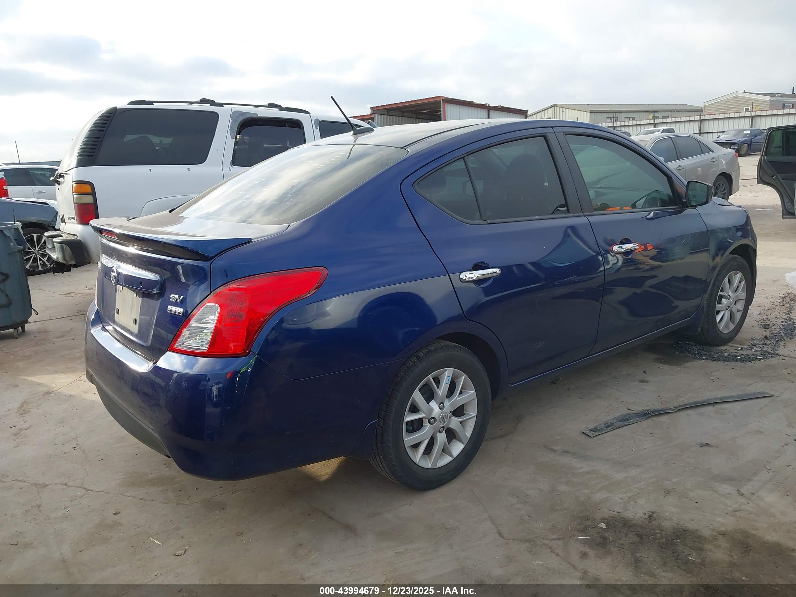 NISSAN VERSA image 4