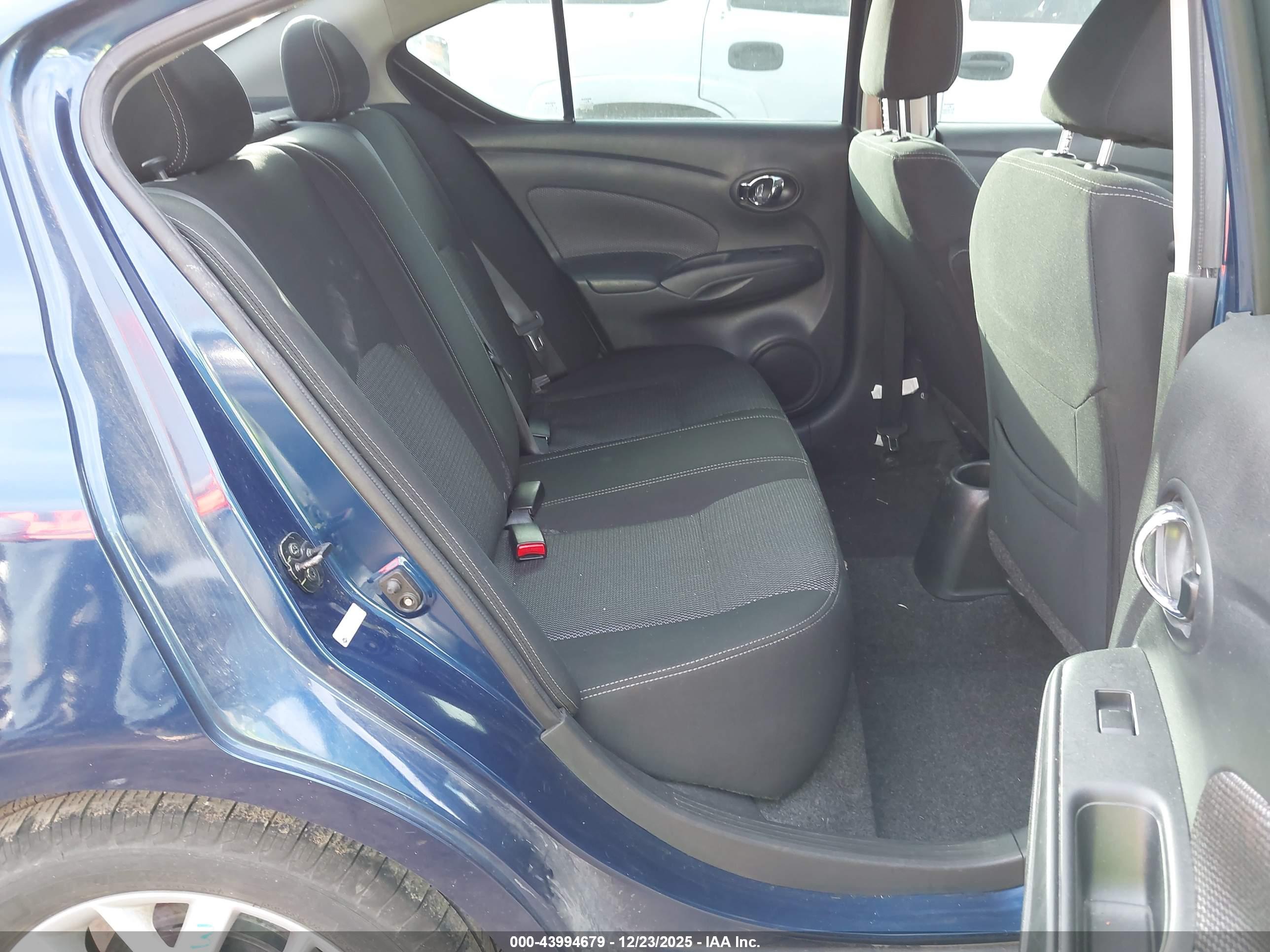 NISSAN VERSA image 8