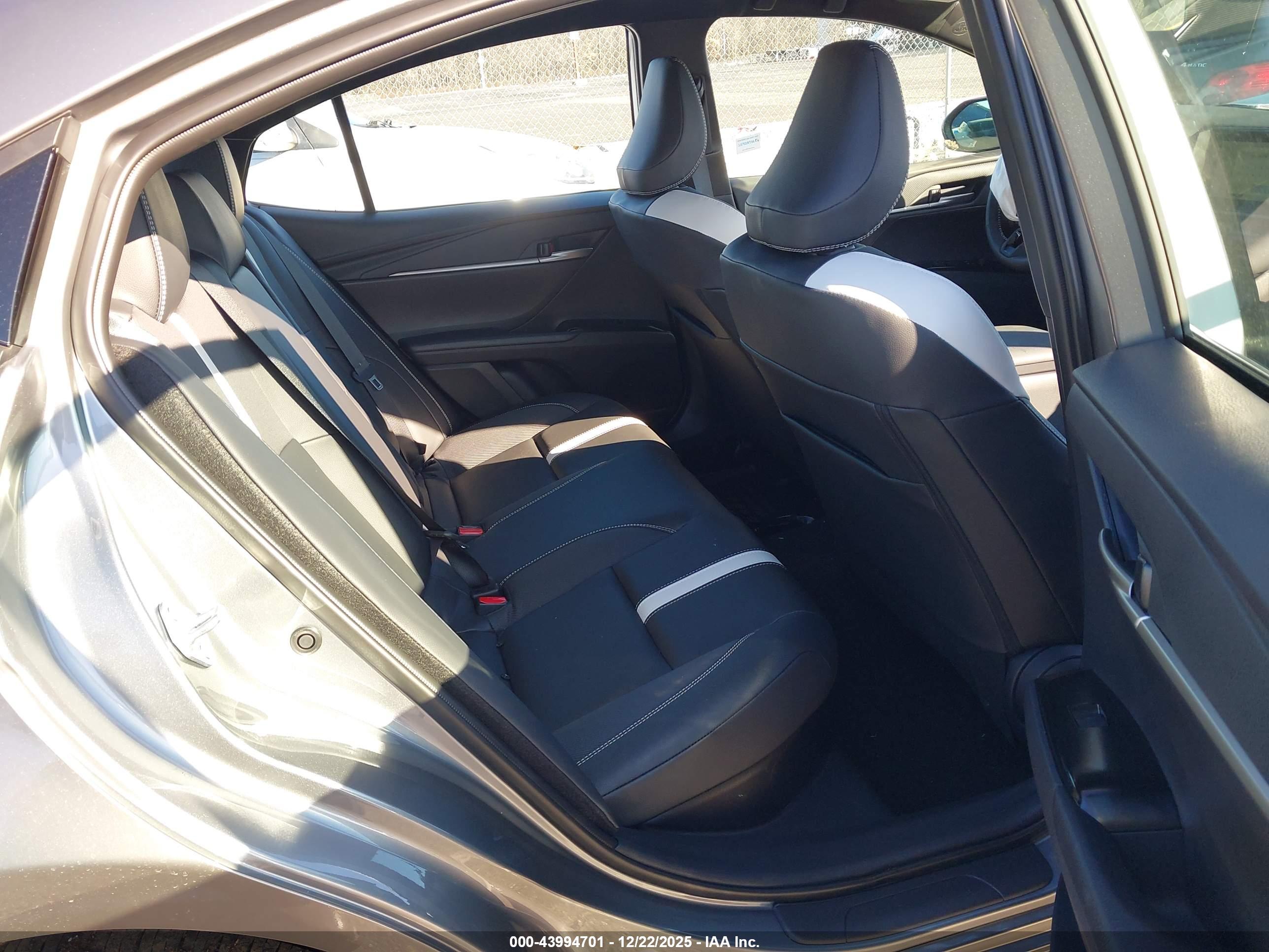 TOYOTA CAMRY image 8