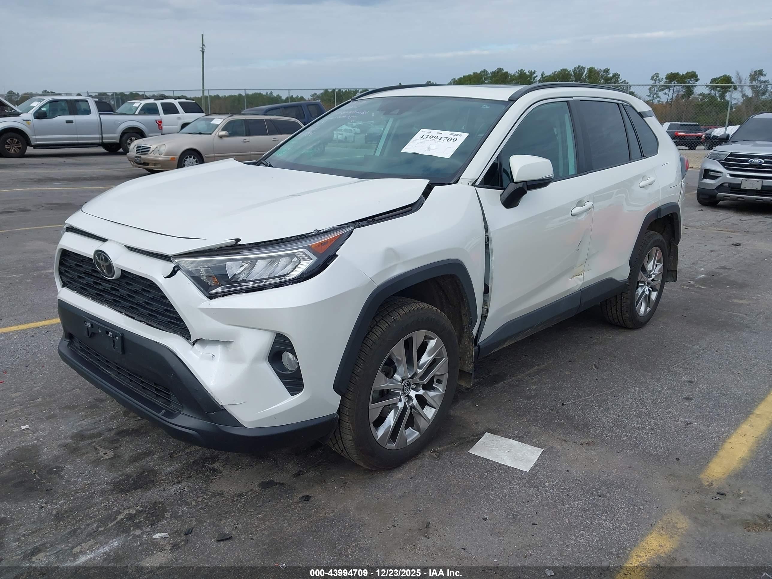 TOYOTA RAV4 image 2