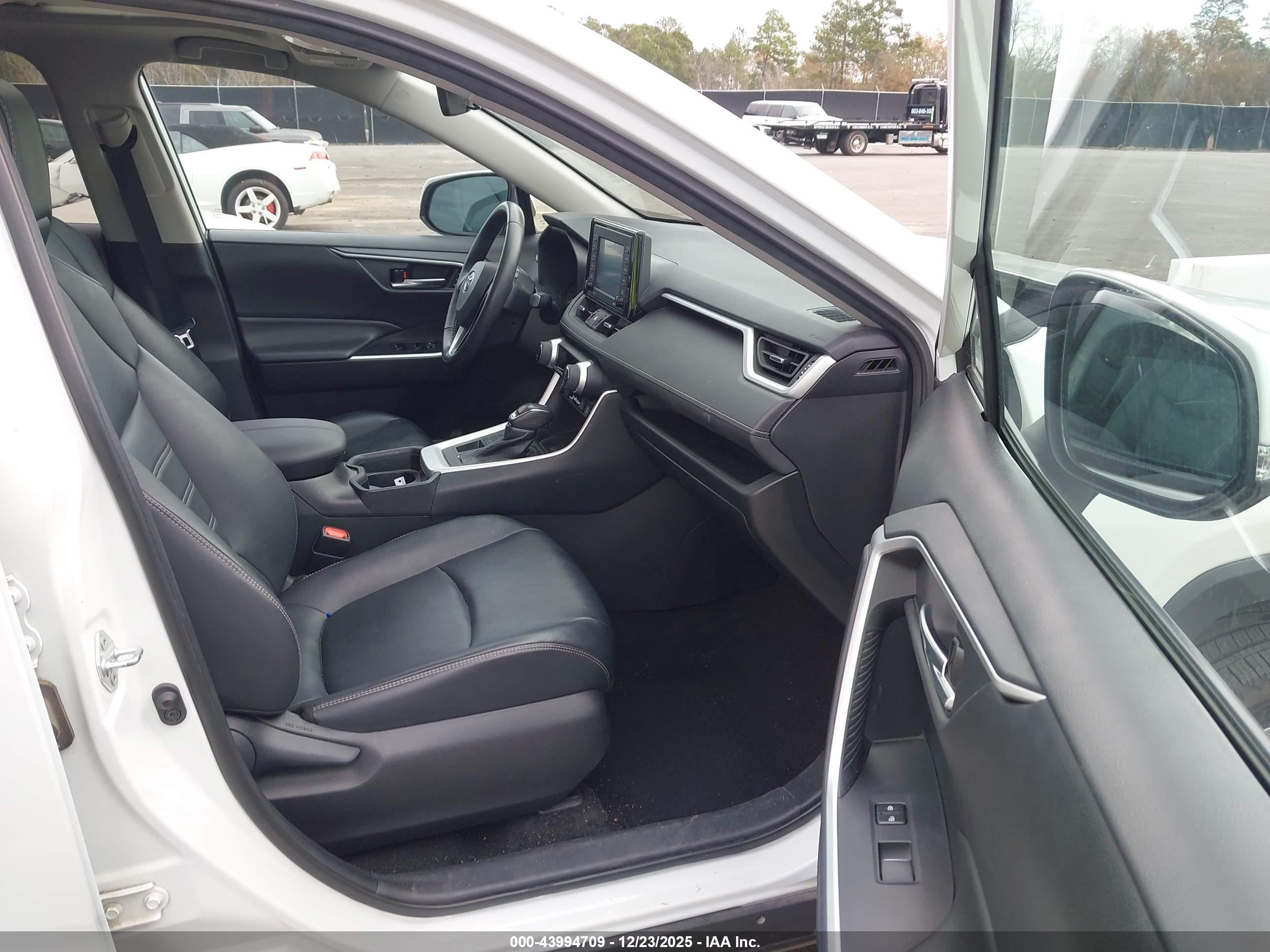 TOYOTA RAV4 image 5