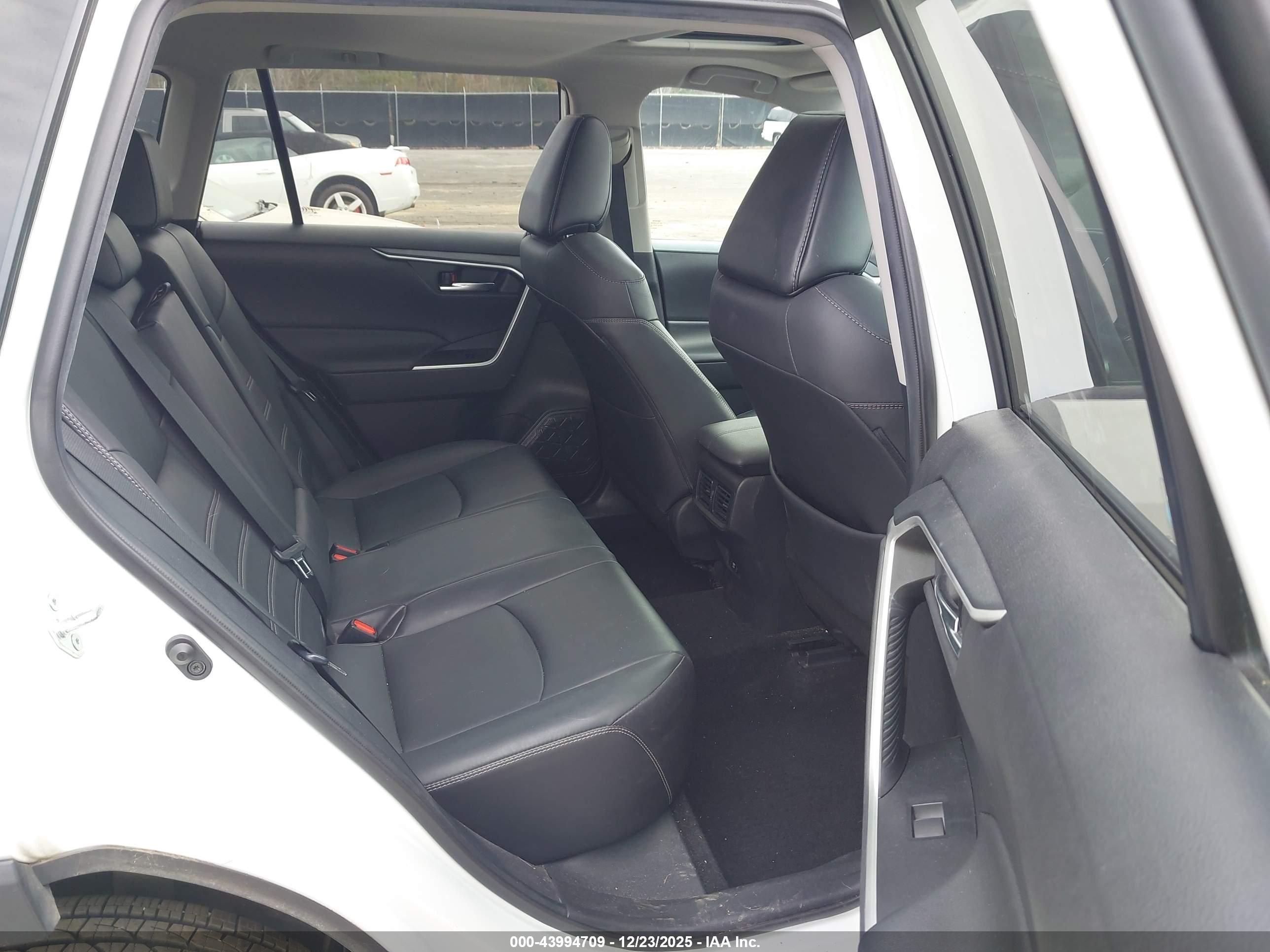 TOYOTA RAV4 image 8