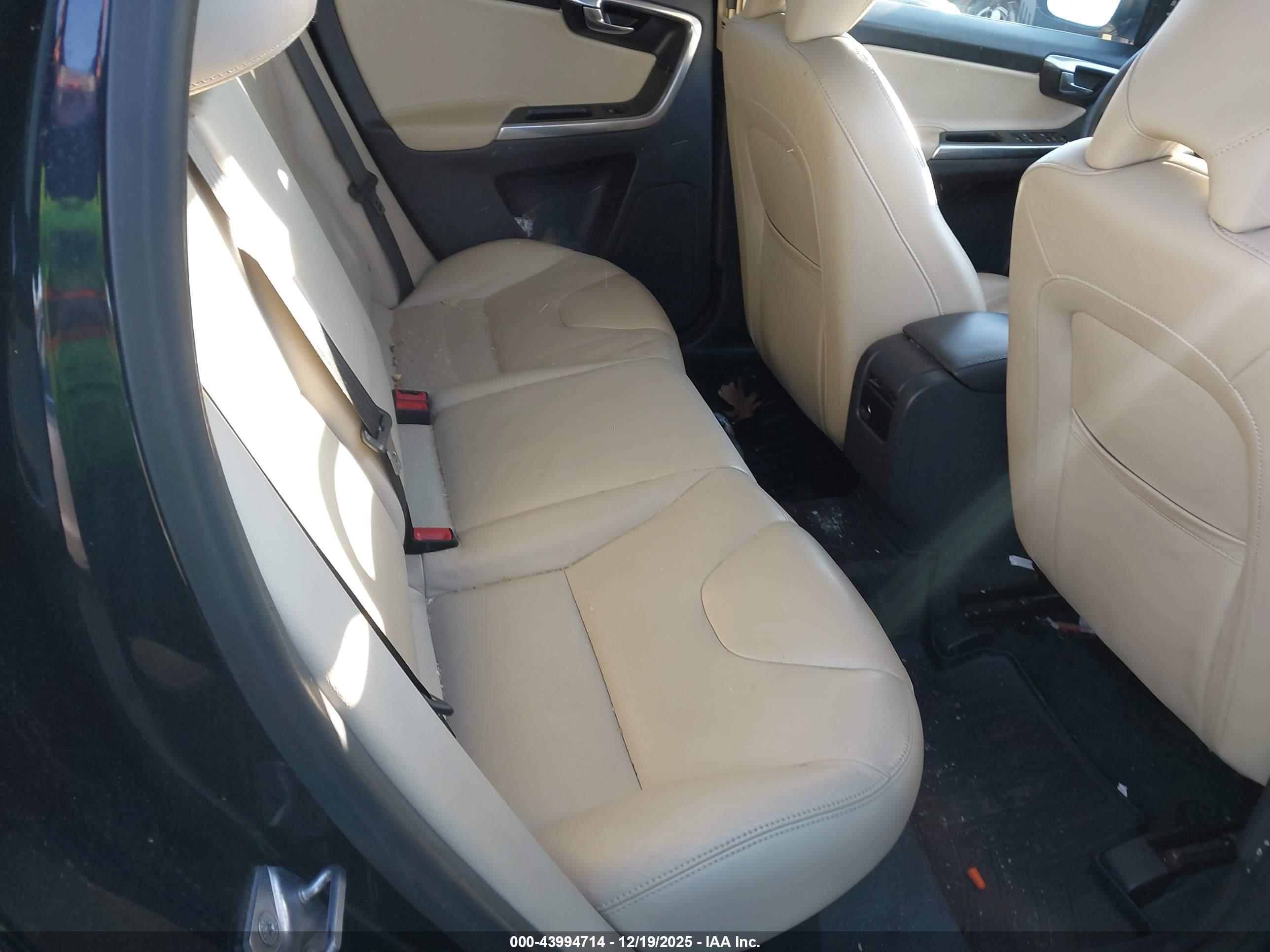VOLVO XC60 image 8
