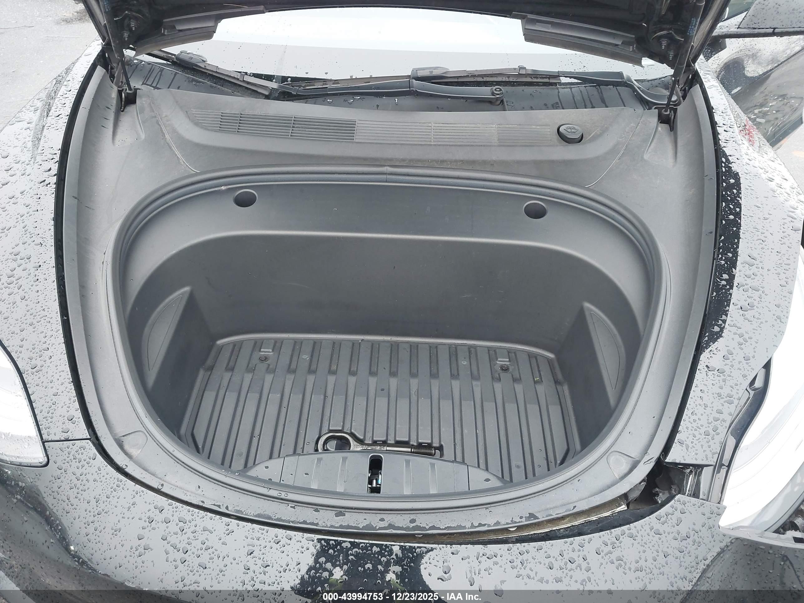 TESLA MODEL image 10