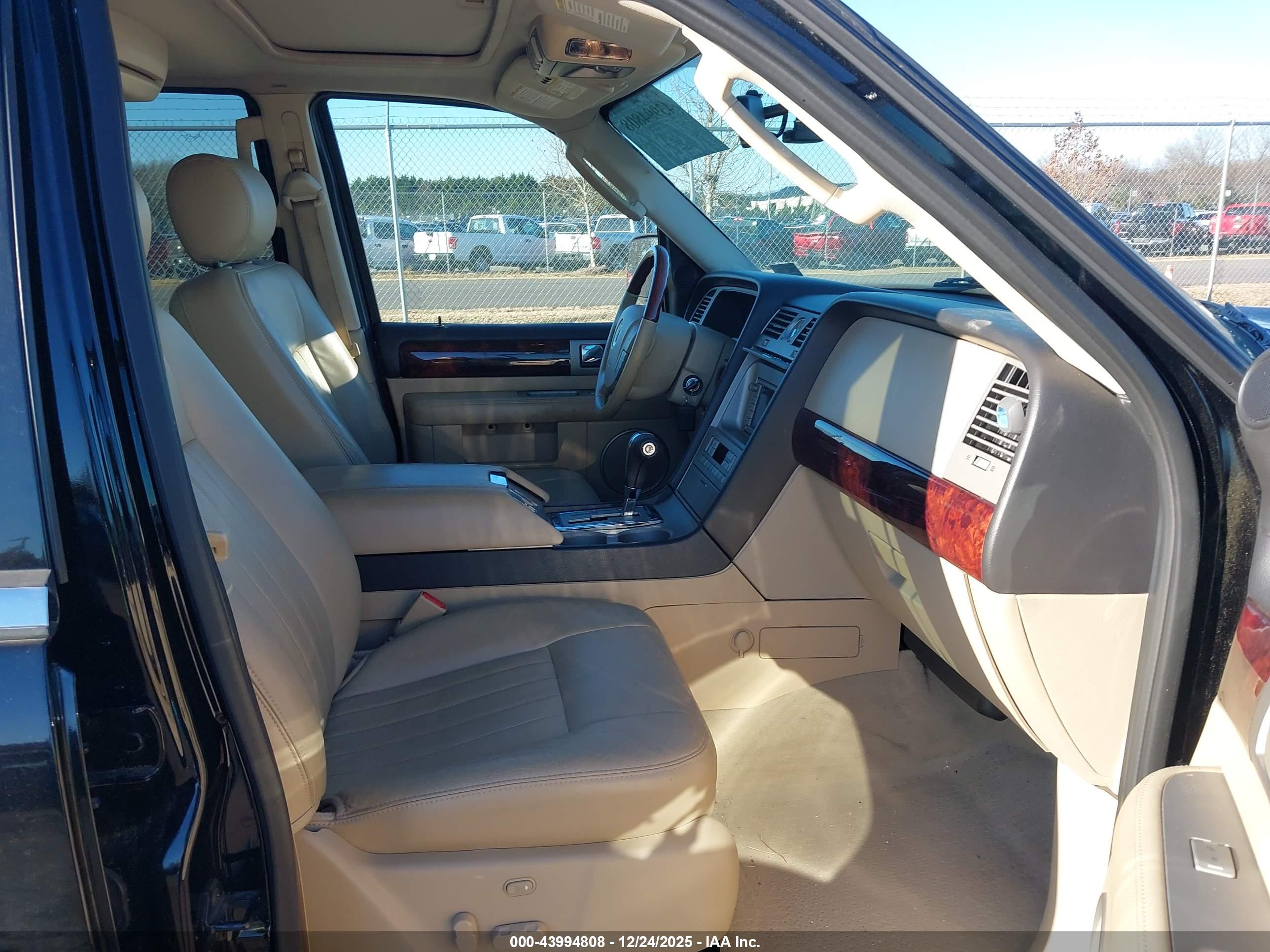 LINCOLN NAVIGATOR image 5
