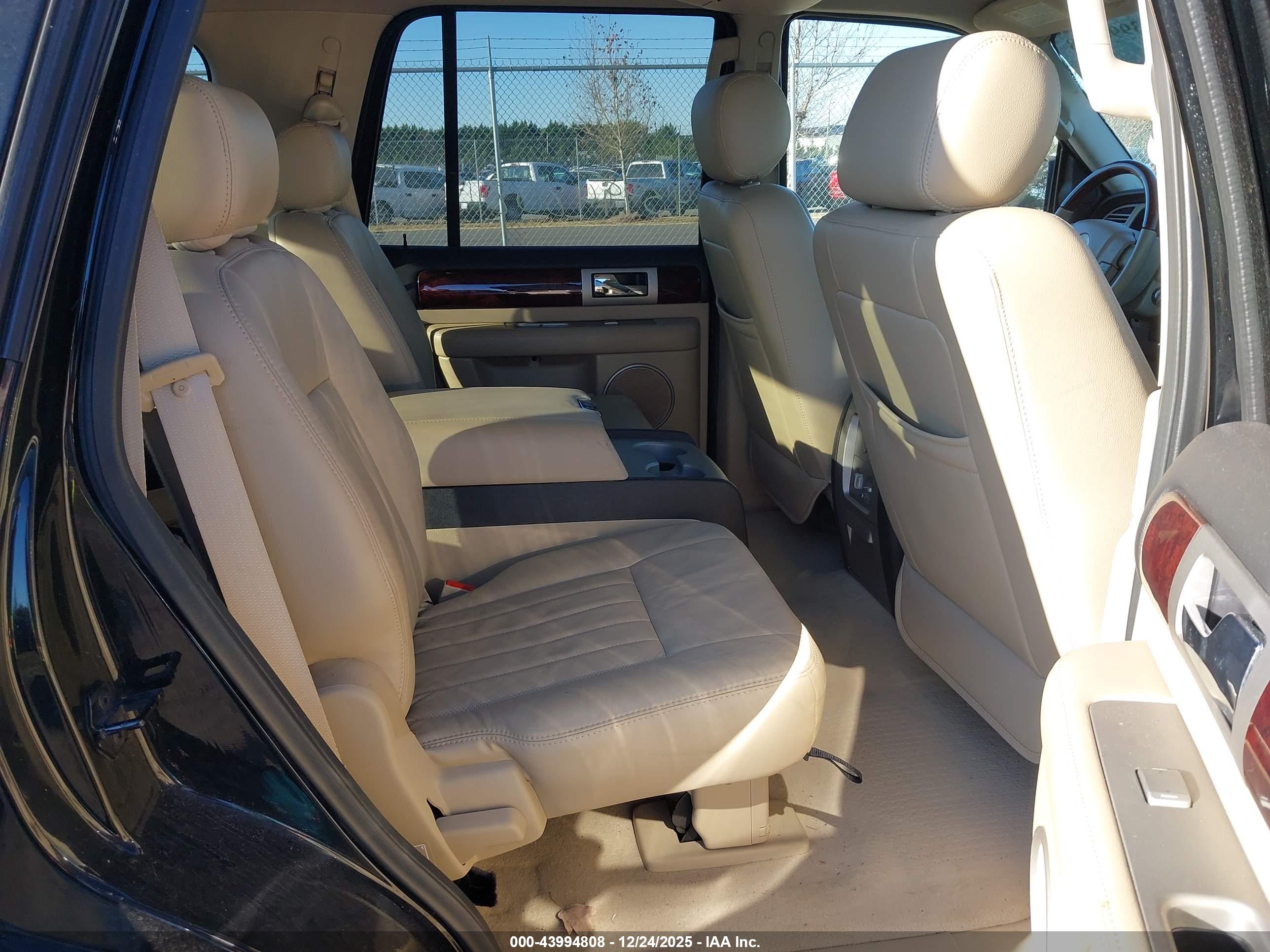 LINCOLN NAVIGATOR image 8
