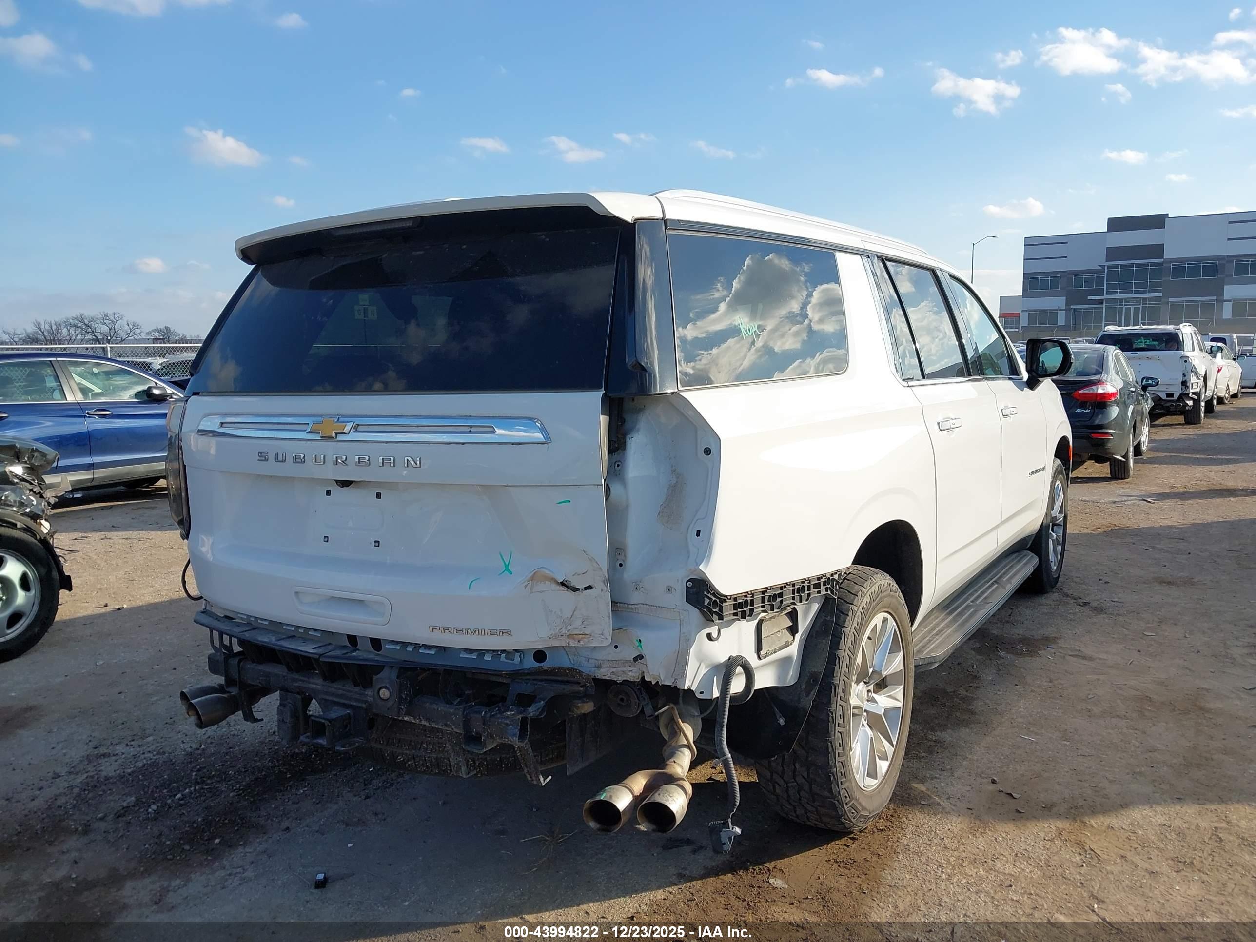 CHEVROLET SUBURBAN image 4
