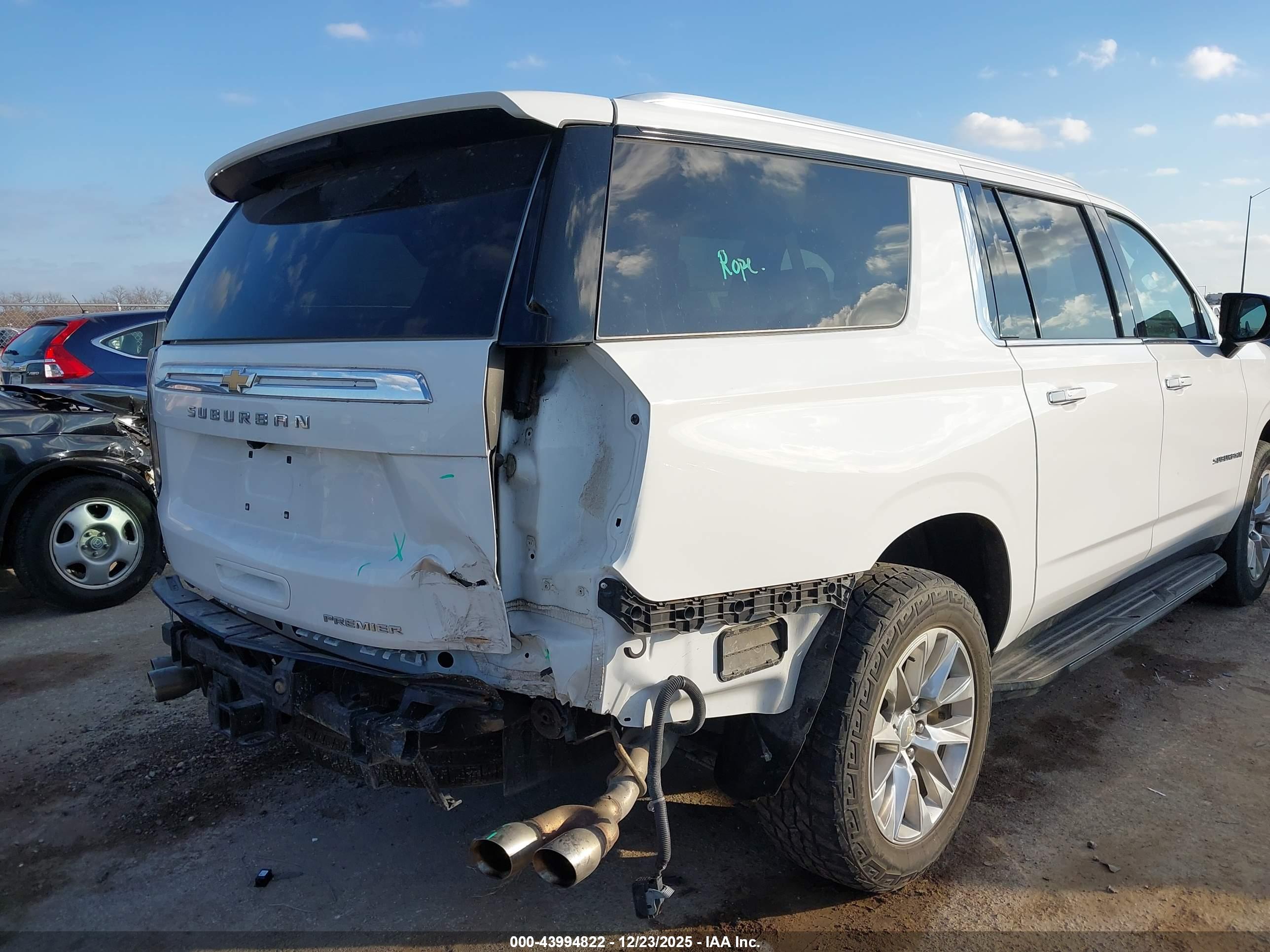 CHEVROLET SUBURBAN image 6