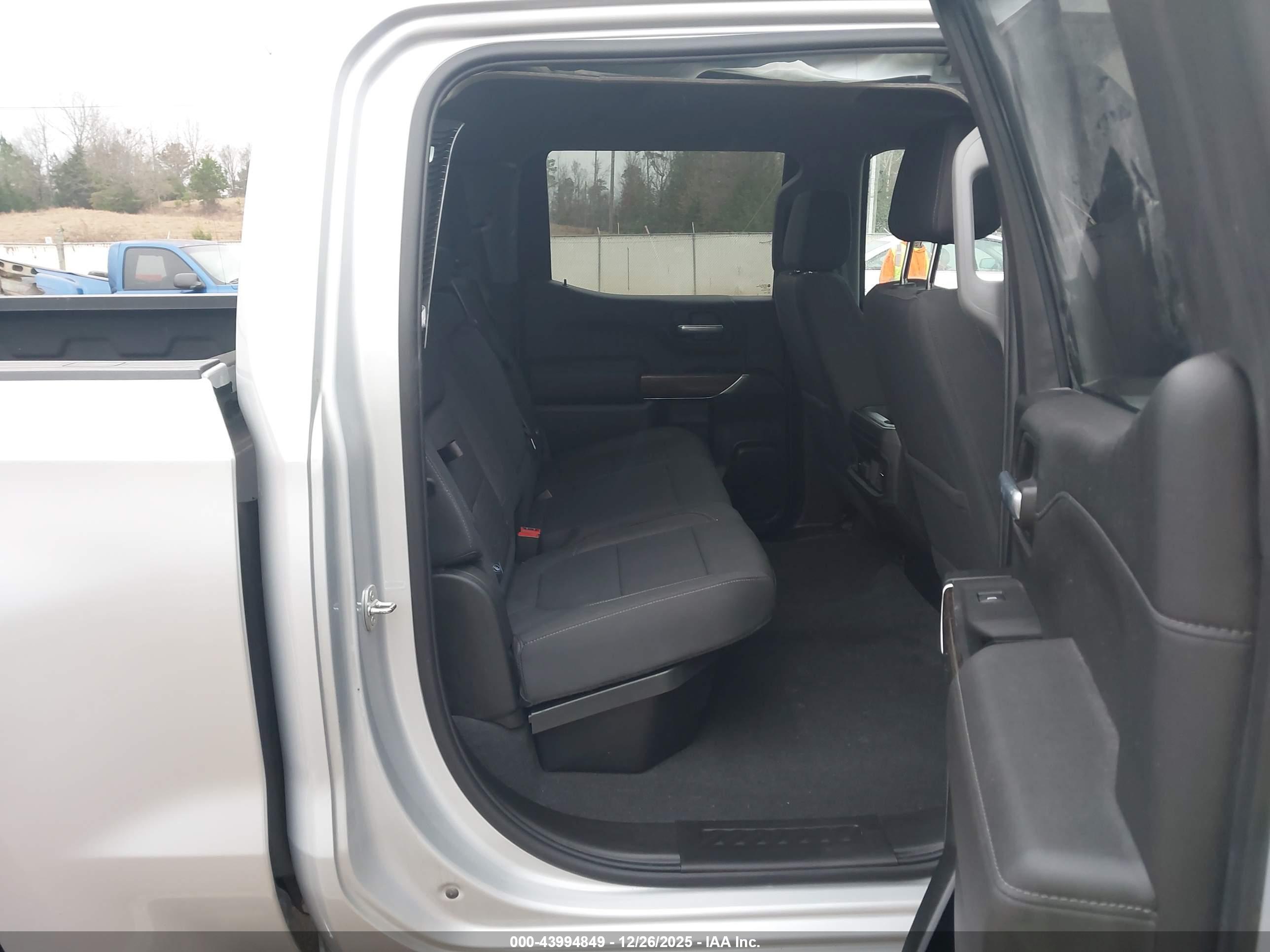 CHEVROLET SILVERADO image 8