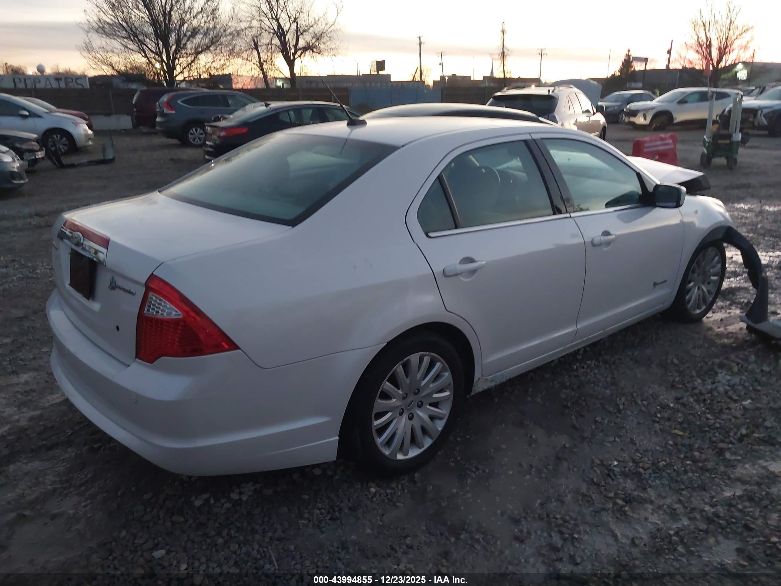 FORD FUSION image 4