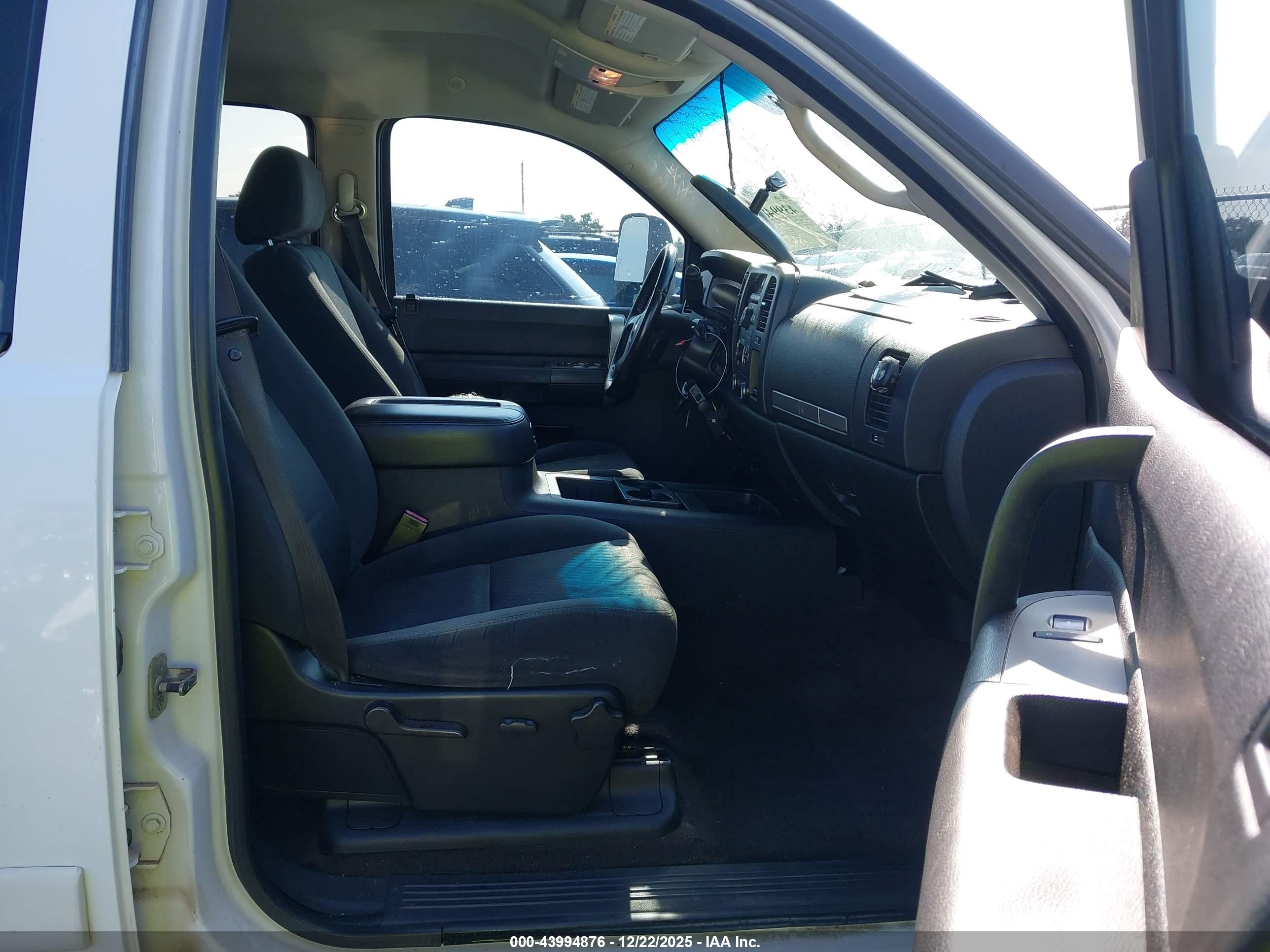 CHEVROLET SILVERADO image 5