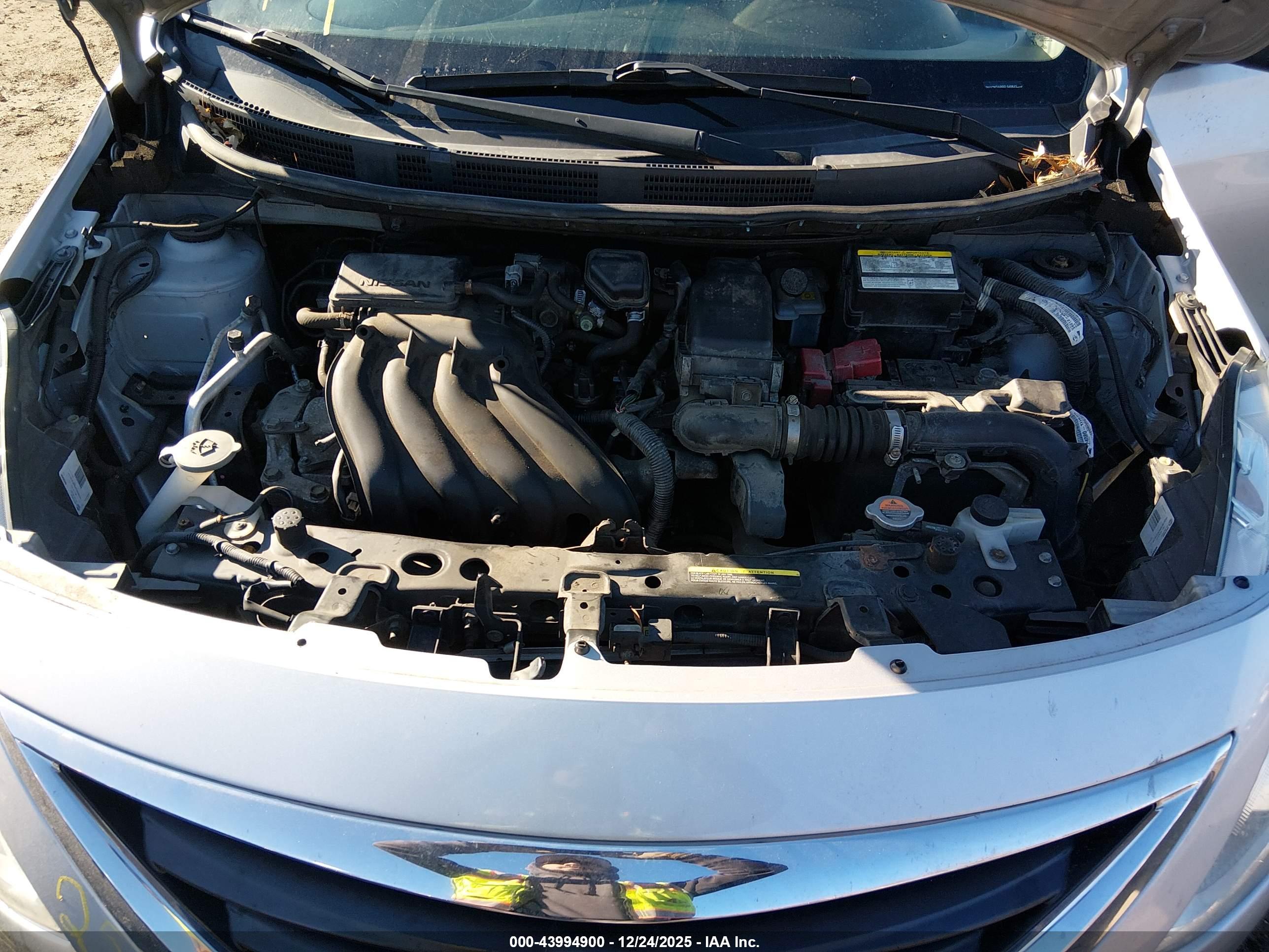 NISSAN VERSA image 10