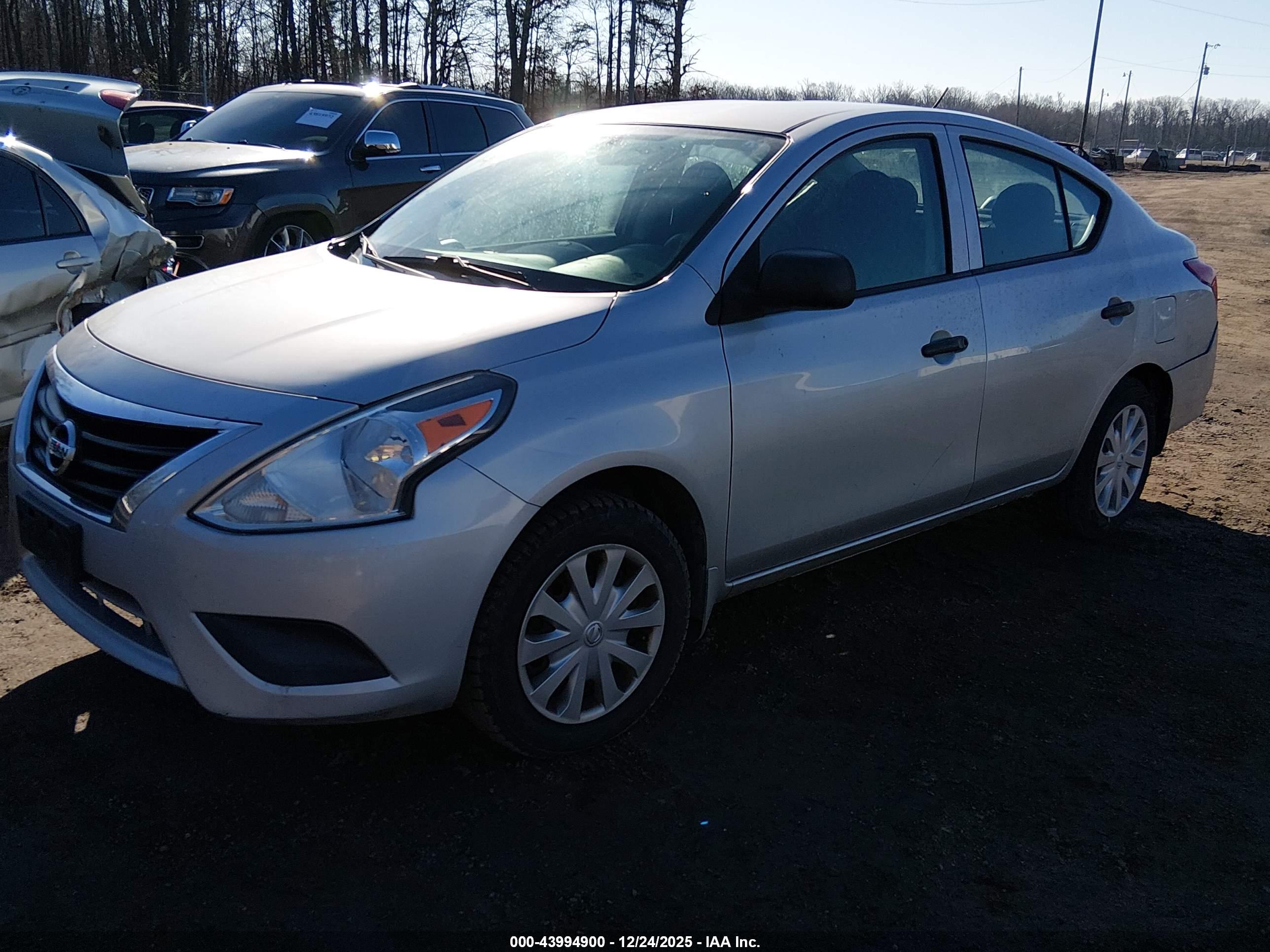 NISSAN VERSA image 2