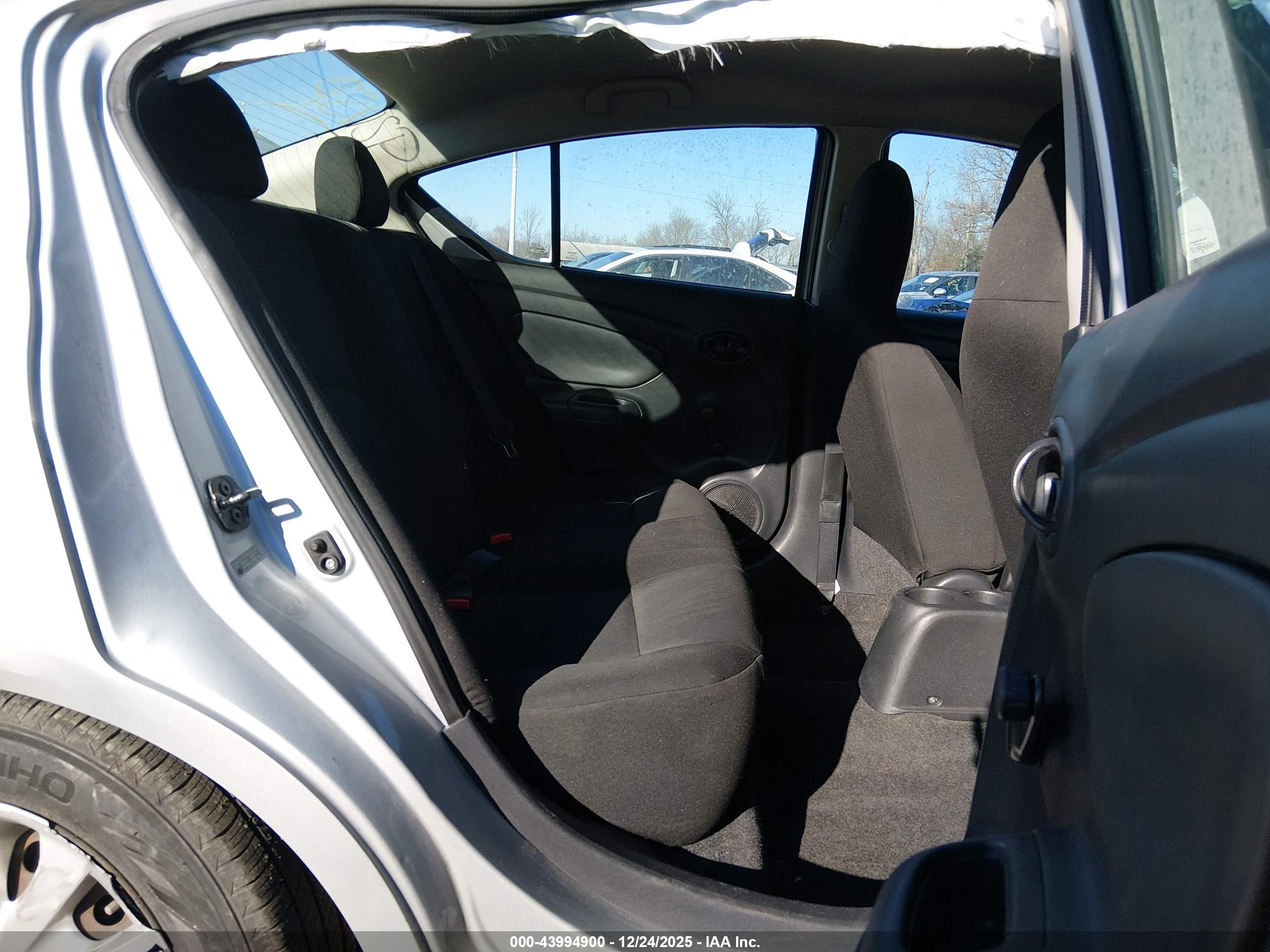 NISSAN VERSA image 8