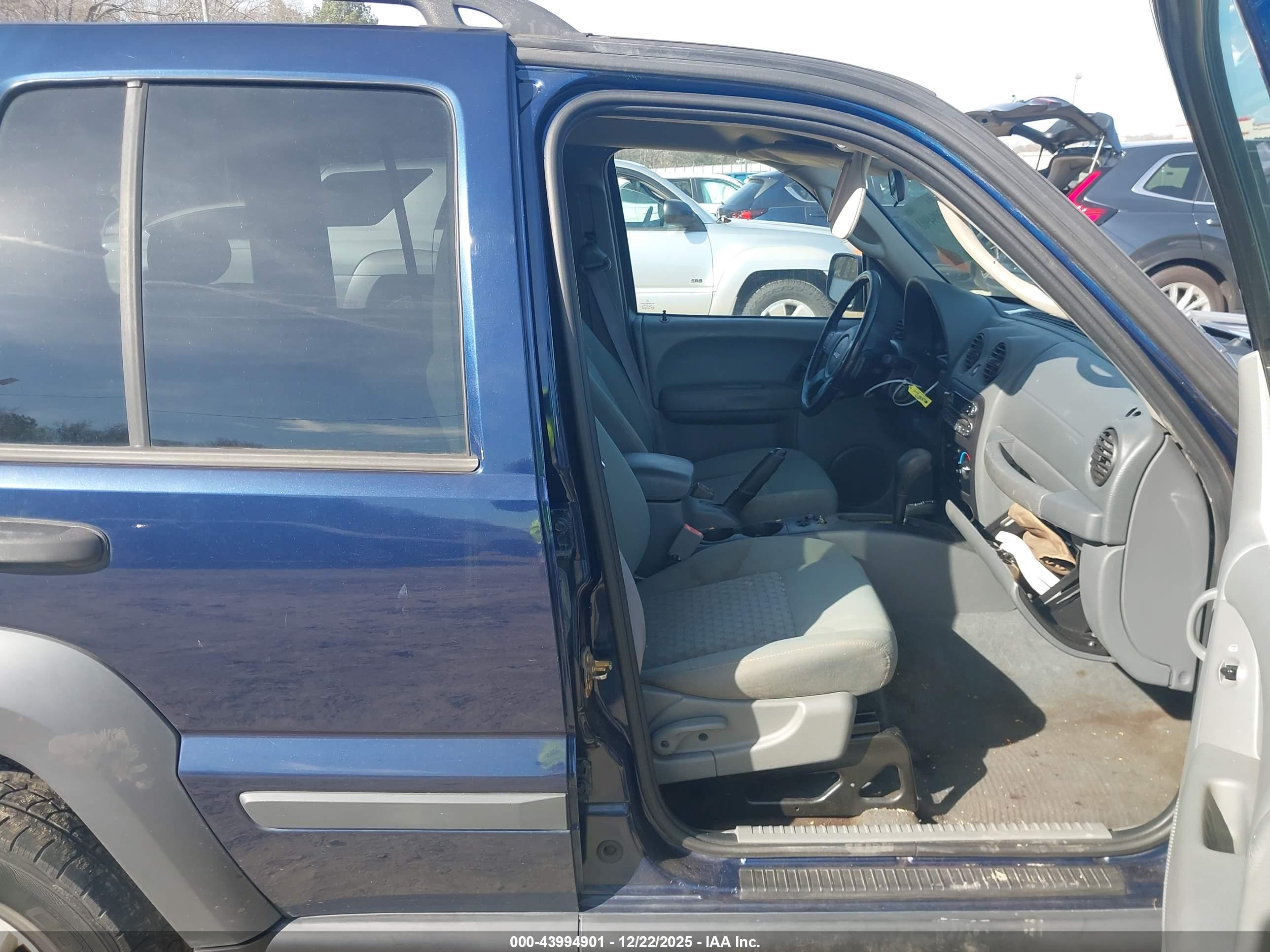 JEEP LIBERTY image 5