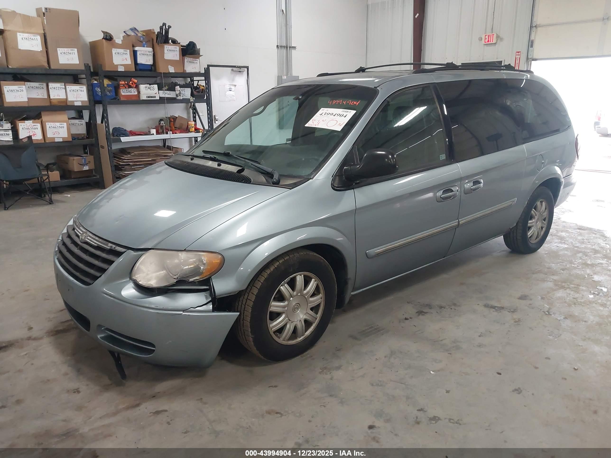 CHRYSLER TOWN image 2