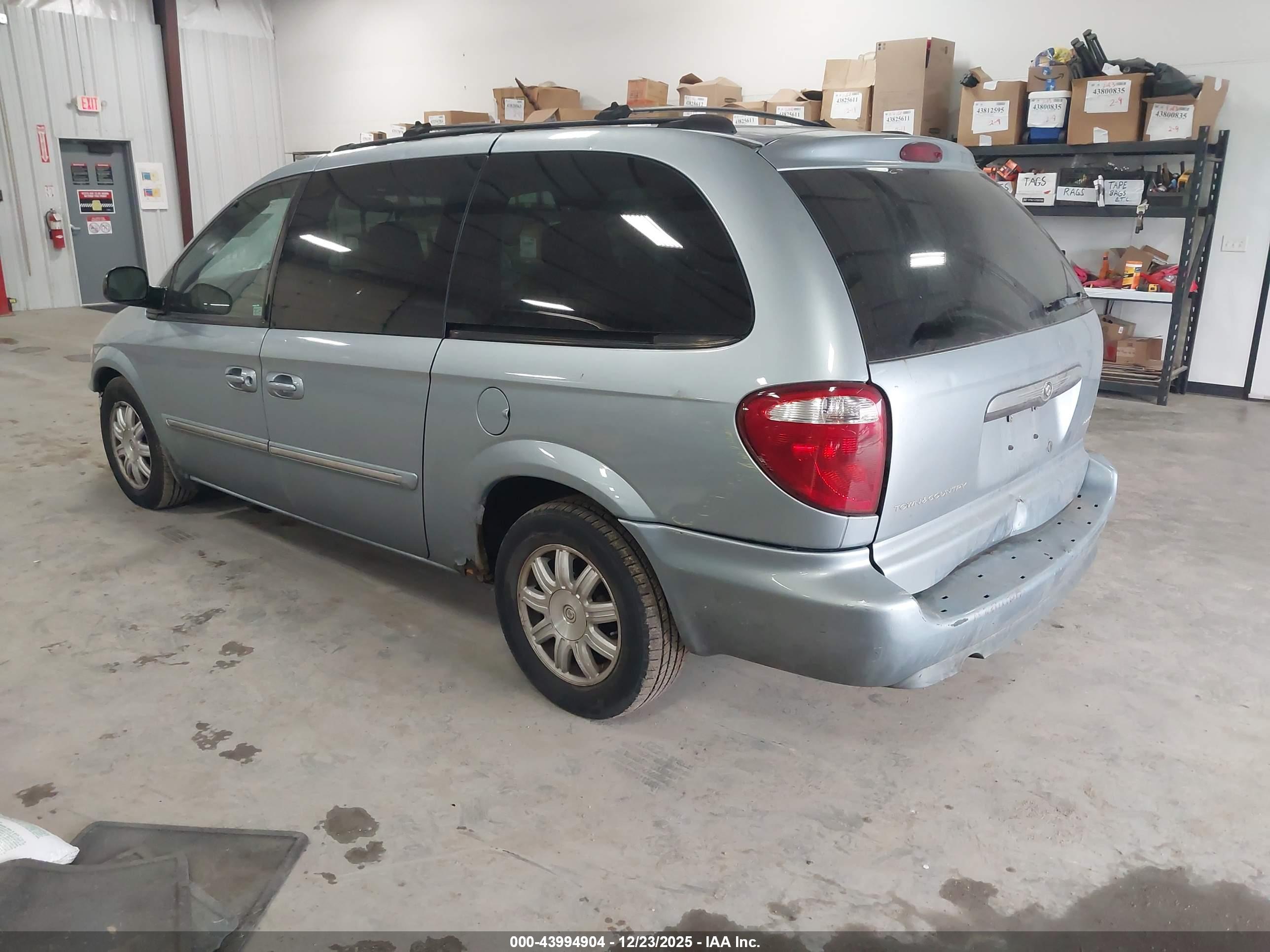 CHRYSLER TOWN image 3