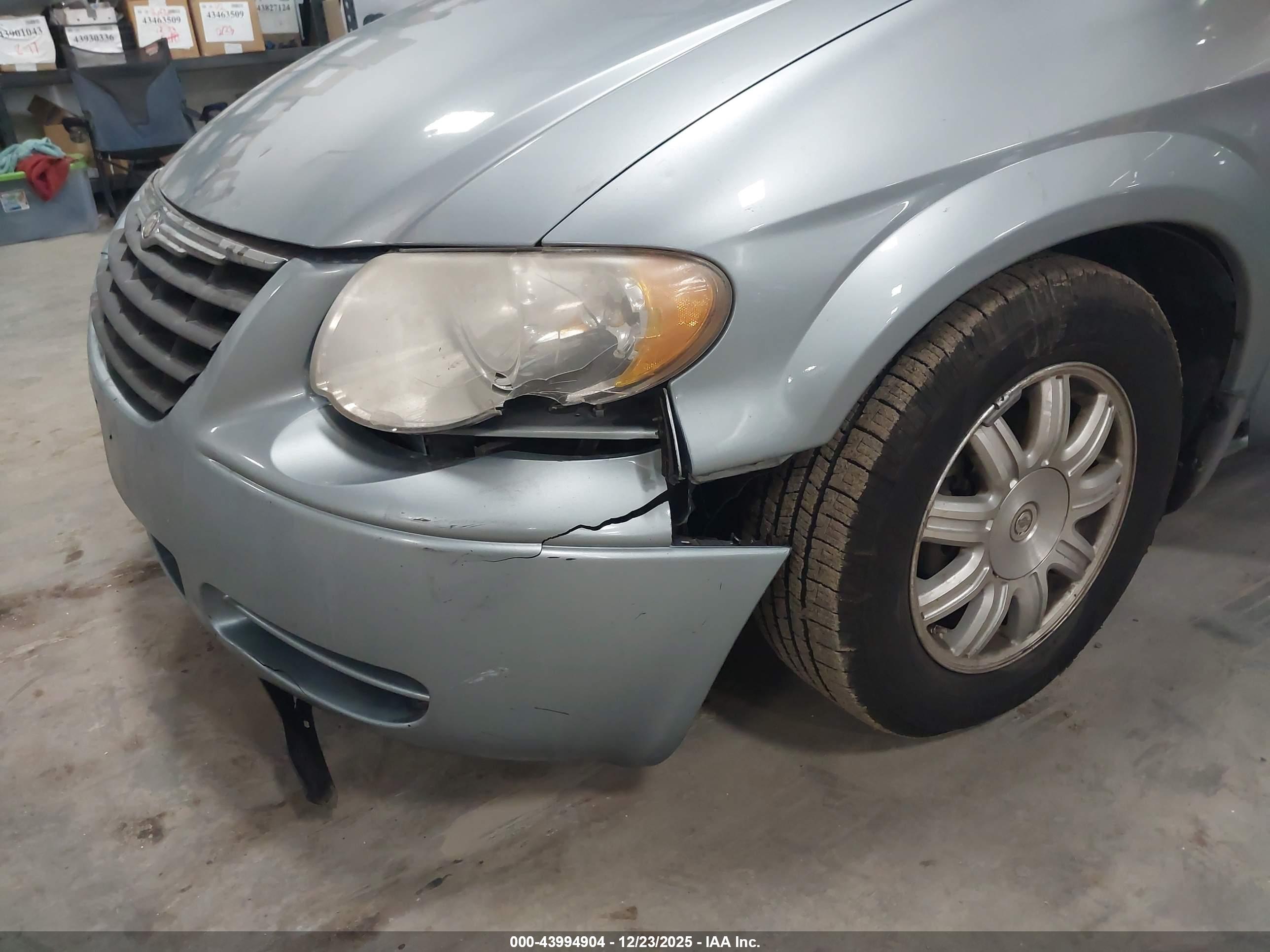 CHRYSLER TOWN image 6