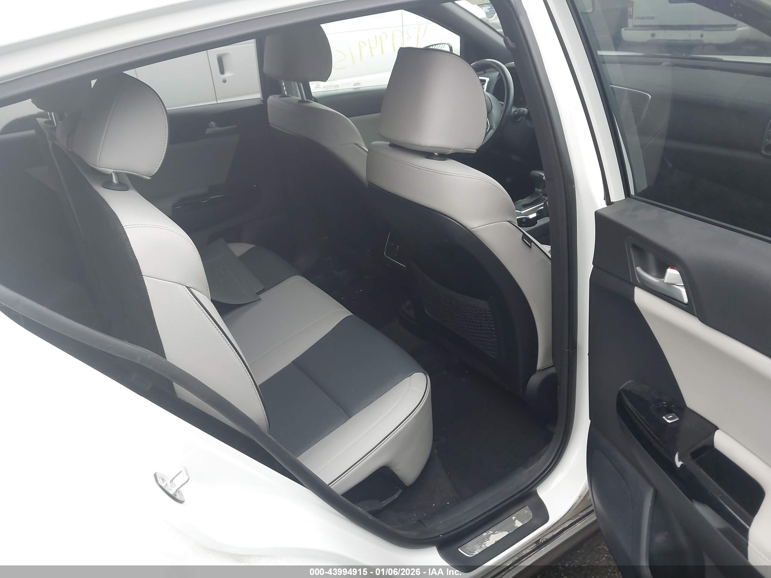 KIA SPORTAGE image 8